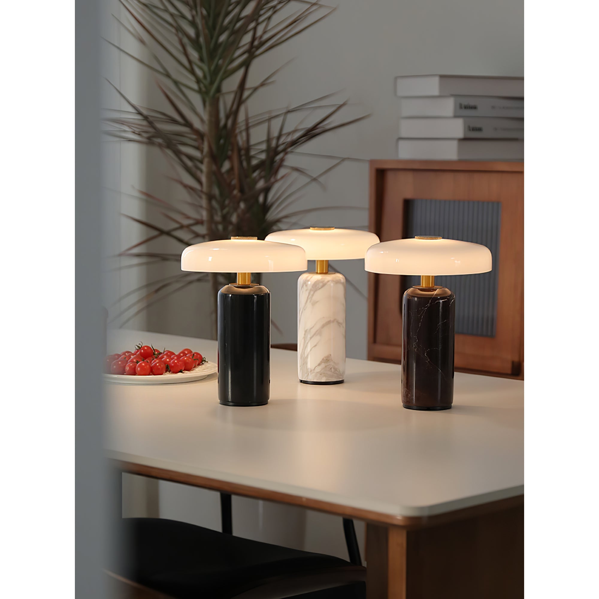 Marmeren Tafellamp met Oplaadbare Batterij – Opaline Glazen Bol & Espresso Marmeren Voet – Touch Dimbaar | Sansoti