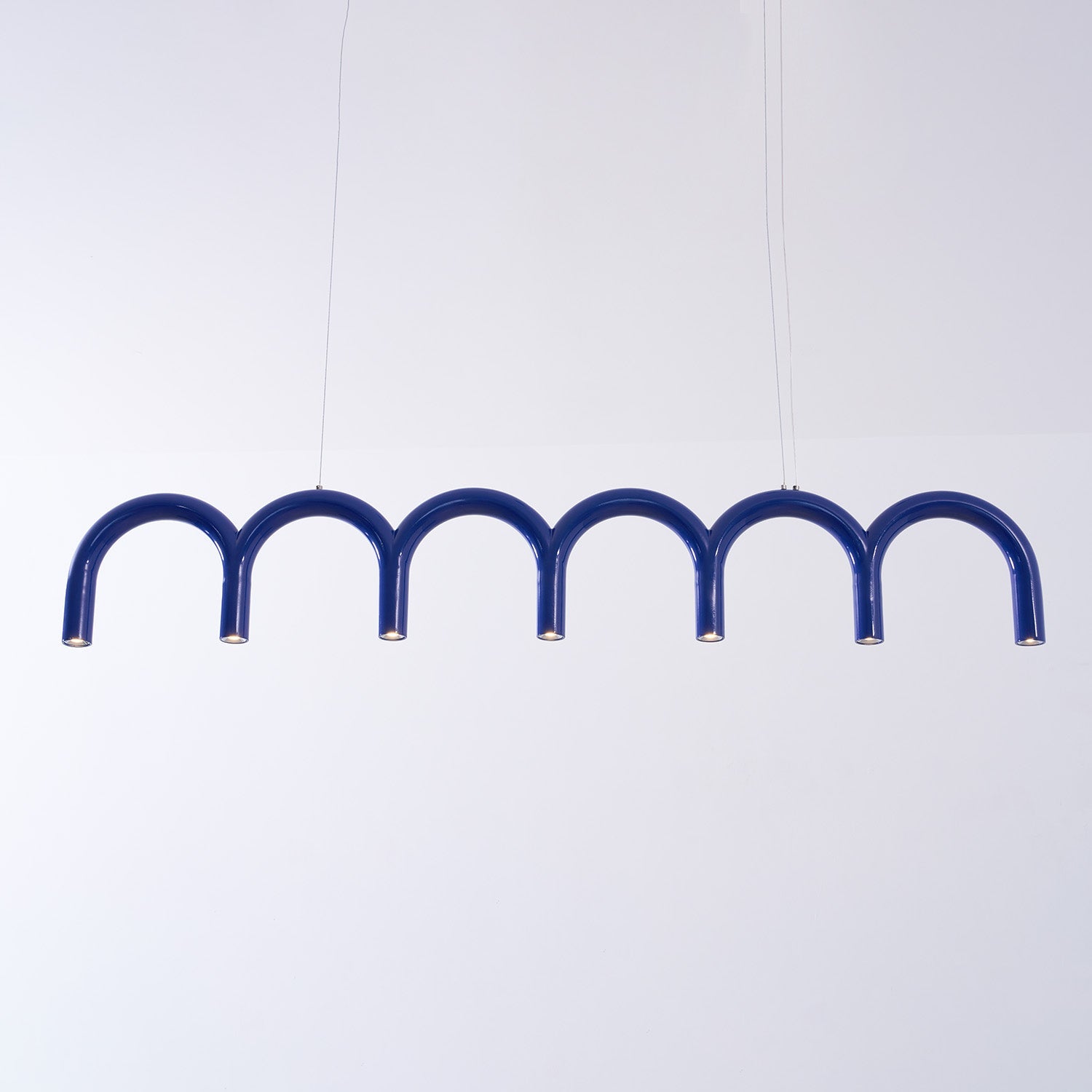 Moderne Kroonluchter met Cirkelvormige M-Bogen – 4, 7 of 9 Lichtpunten in Wit, Zwart of Blauw | Sansoti