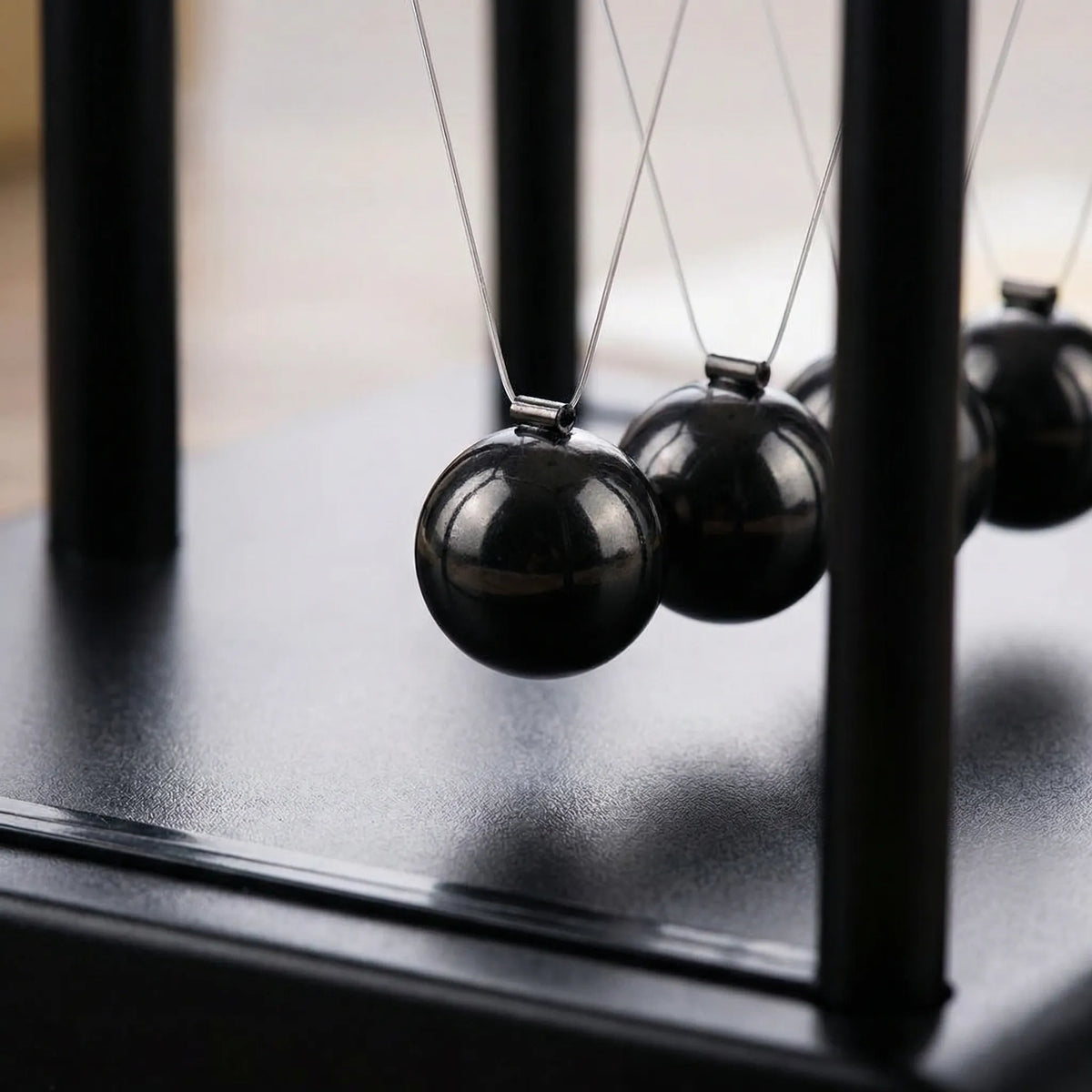 Magnetisch Kinetisch Bureau-ornament met Rustgevende Pendelbewegingen voor Ontspanning op Werkkamer en Kantoor | Sansoti