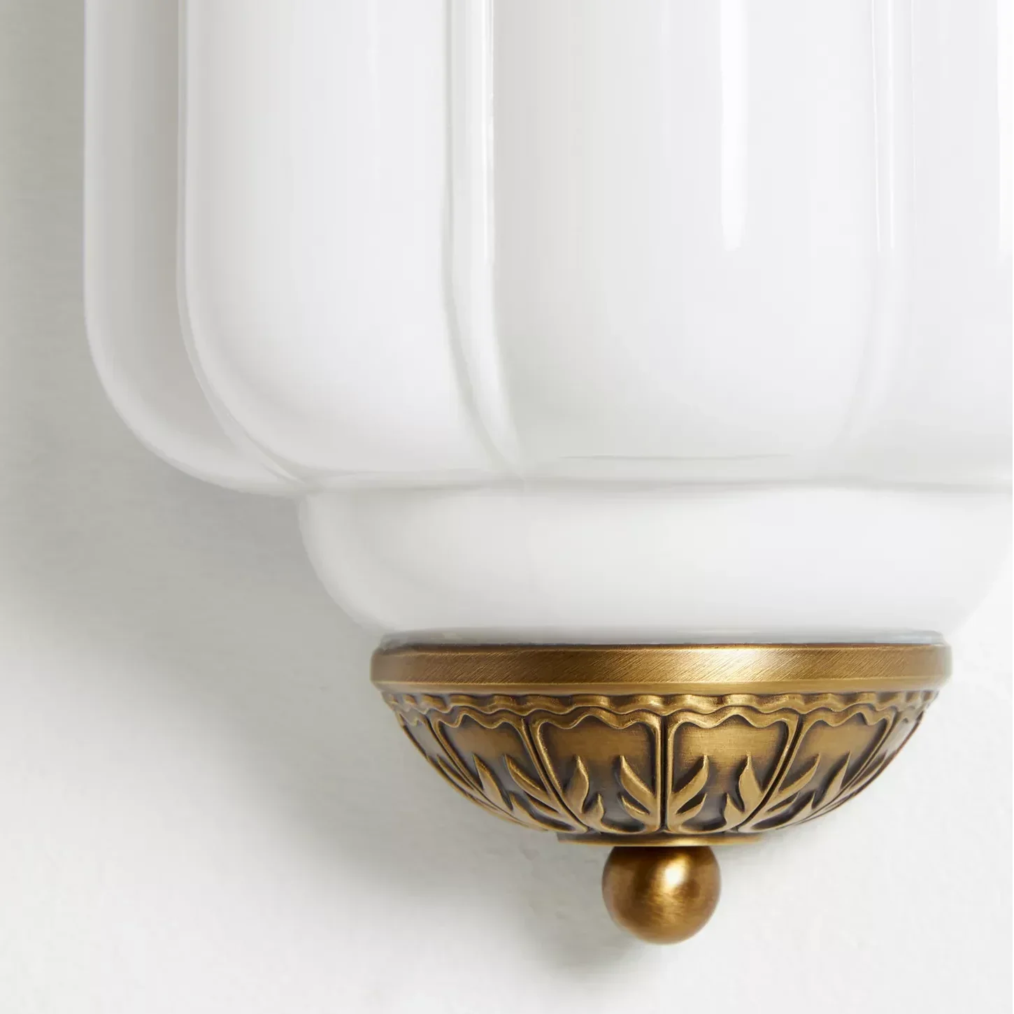 Vintage Wandlamp met Melkglazen Kap en Antieke Afwerking voor Sfeervolle Verlichting | Sansoti