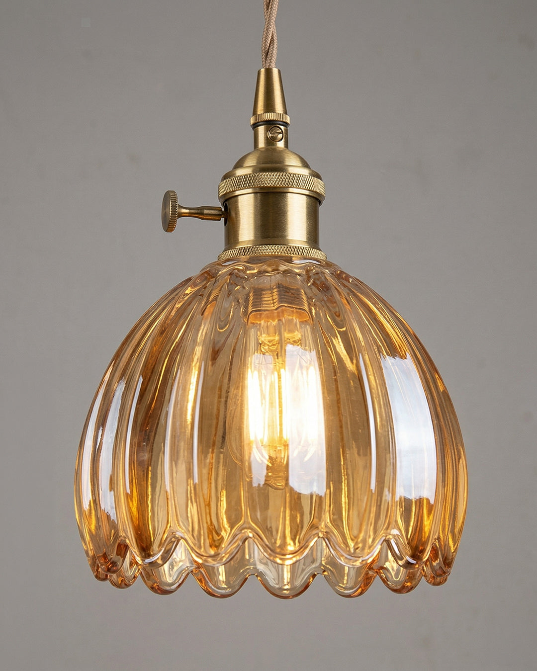 MAREN Hanglamp – Japanse Bloemvormige Glazen Lamp met Zacht Diffuus Licht – Verkrijgbaar in Groen, Transparant, Amber en Rookgrijs – Ø12cm x H18cm | Sansoti
