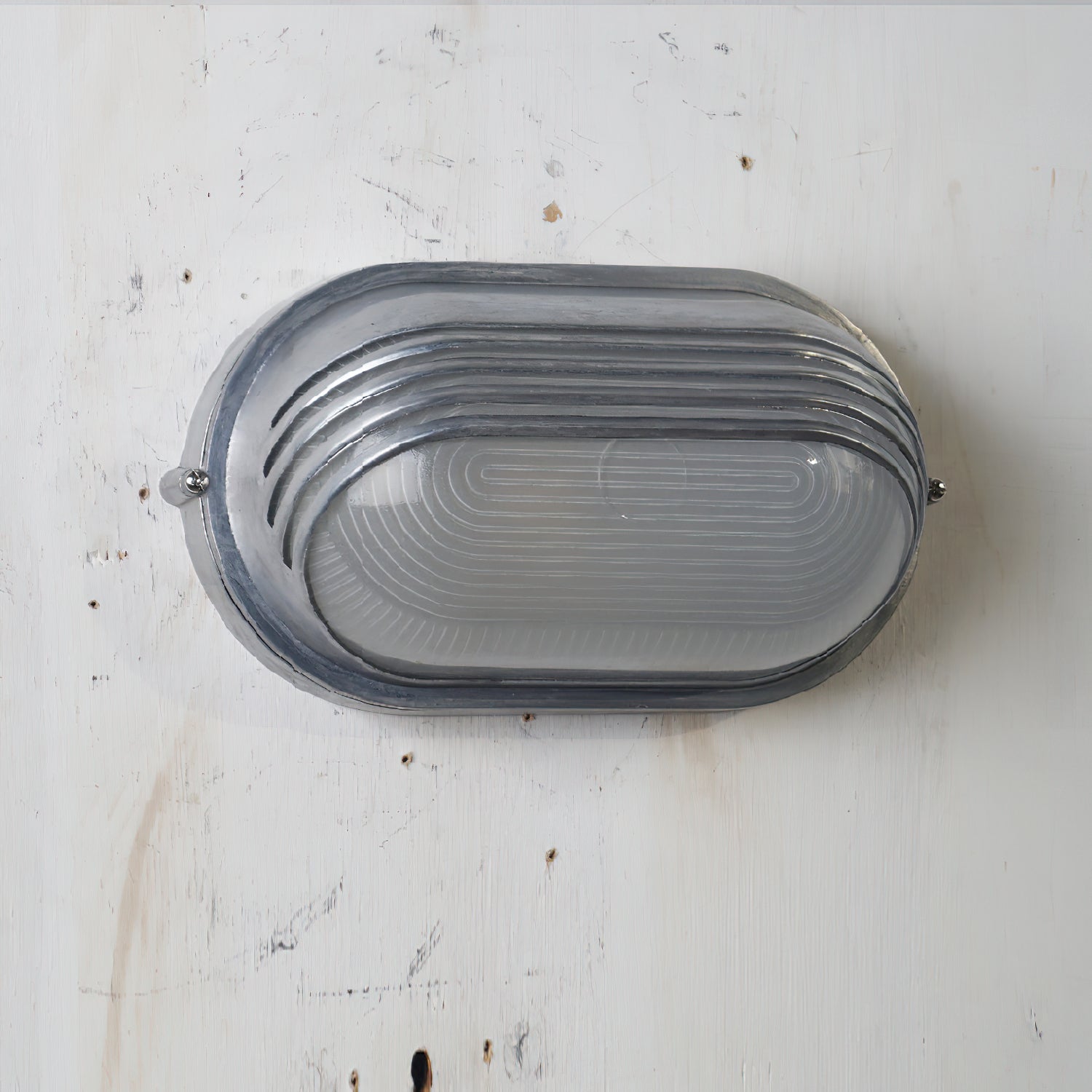 Nautische Außenwandleuchte Bulkhead mit Opalglas und Aluminiumgehäuse für Fassade und Eingang | Restfield