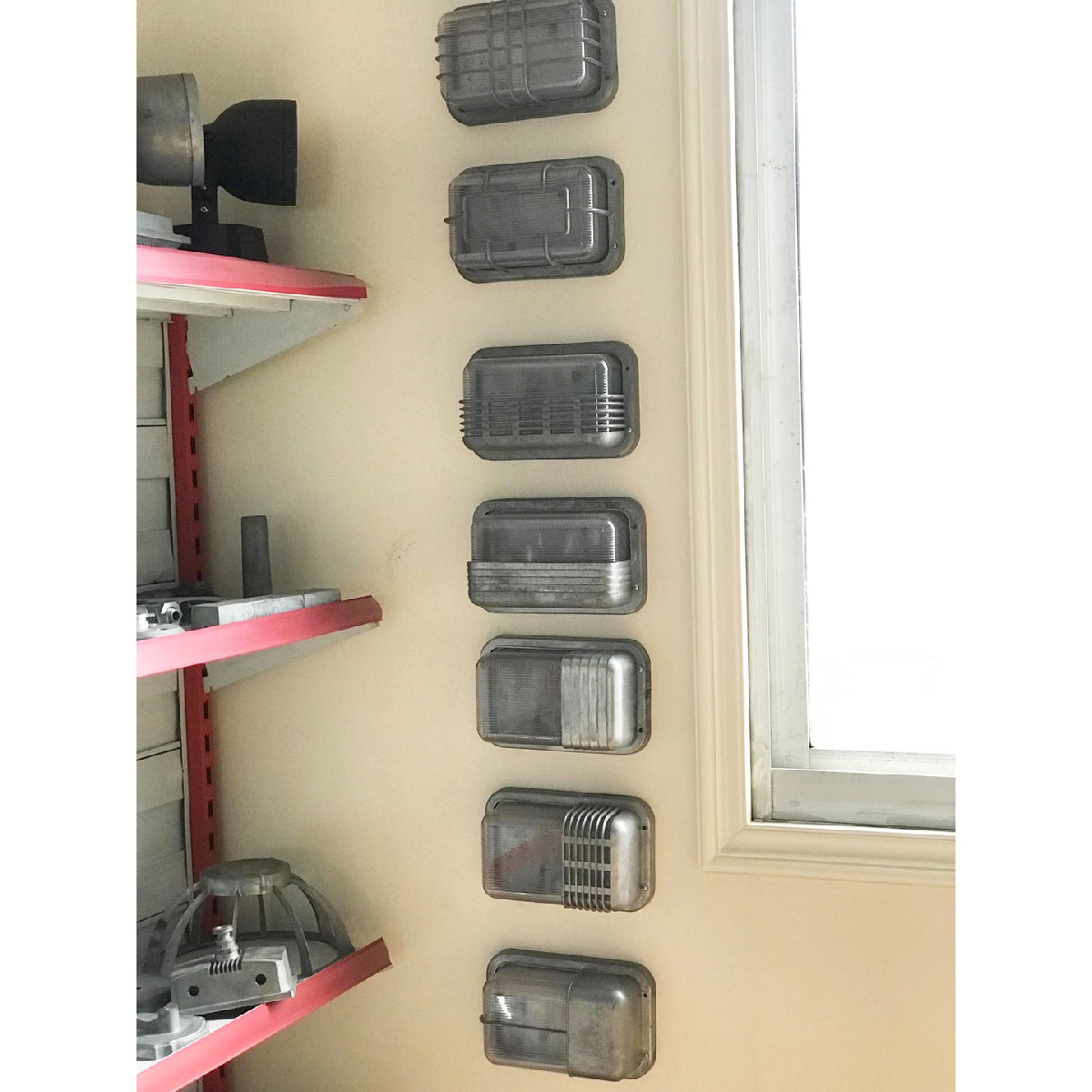 Nautische Außenwandleuchte Bulkhead mit Opalglas und Aluminiumgehäuse für Fassade und Eingang | Restfield