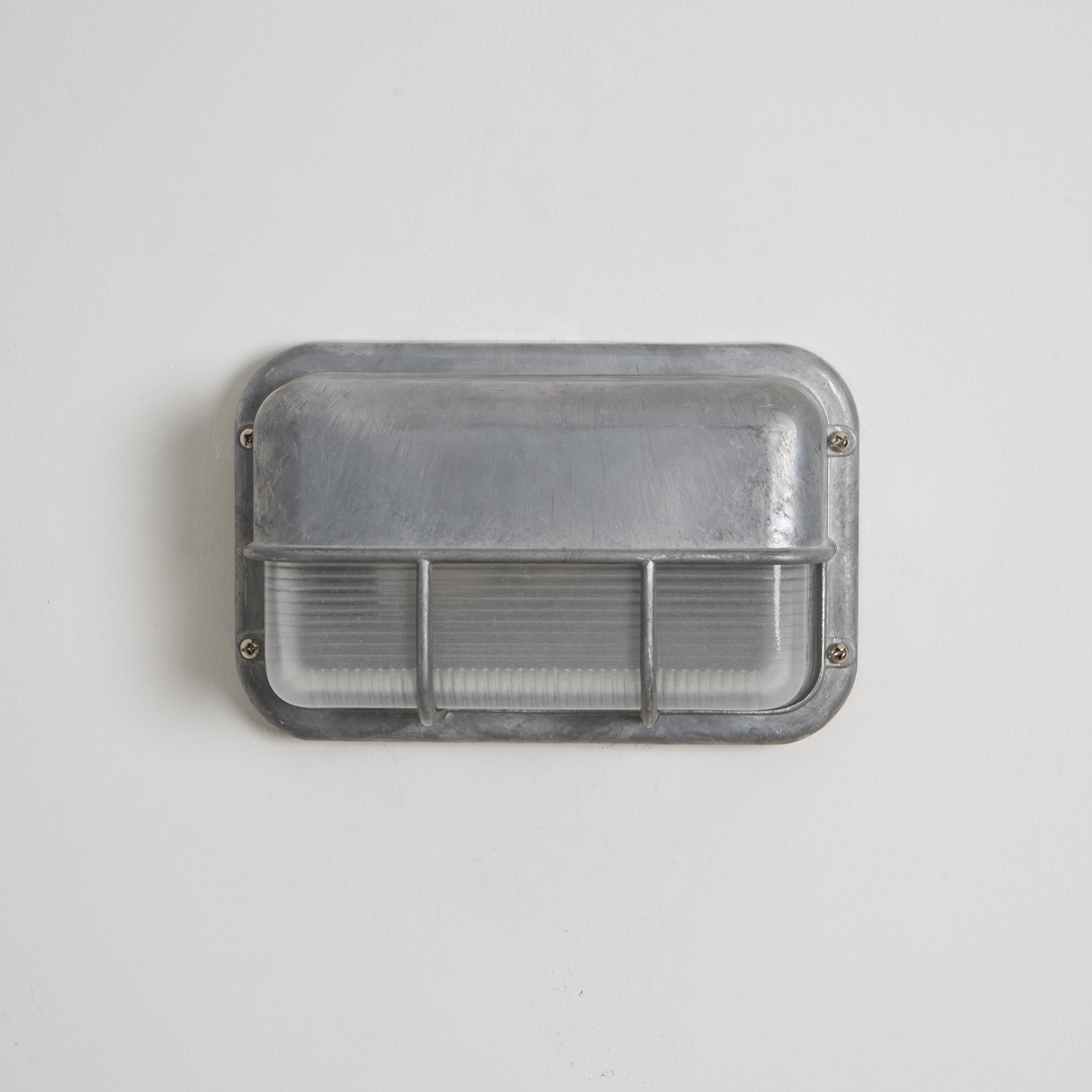 Nautische Außenwandleuchte Bulkhead mit Opalglas und Aluminiumgehäuse für Fassade und Eingang | Restfield