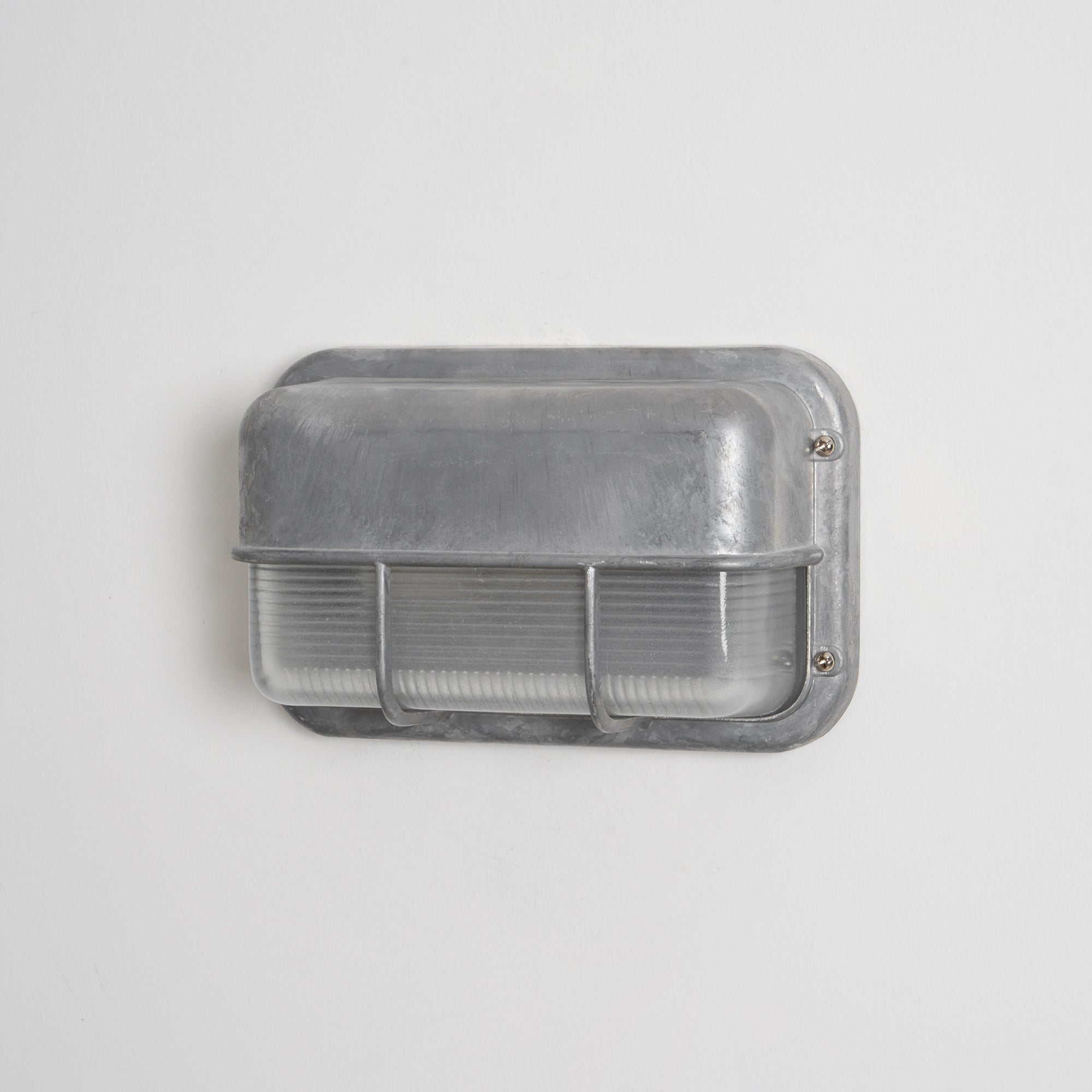 Nautische Außenwandleuchte Bulkhead mit Opalglas und Aluminiumgehäuse für Fassade und Eingang | Restfield