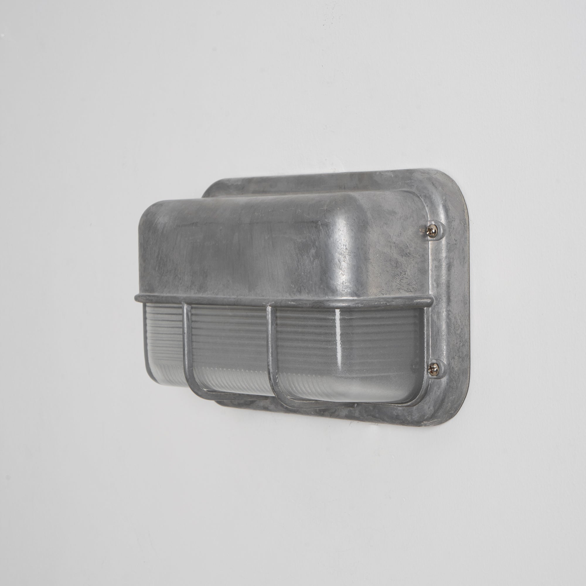 Nautische Außenwandleuchte Bulkhead mit Opalglas und Aluminiumgehäuse für Fassade und Eingang | Restfield