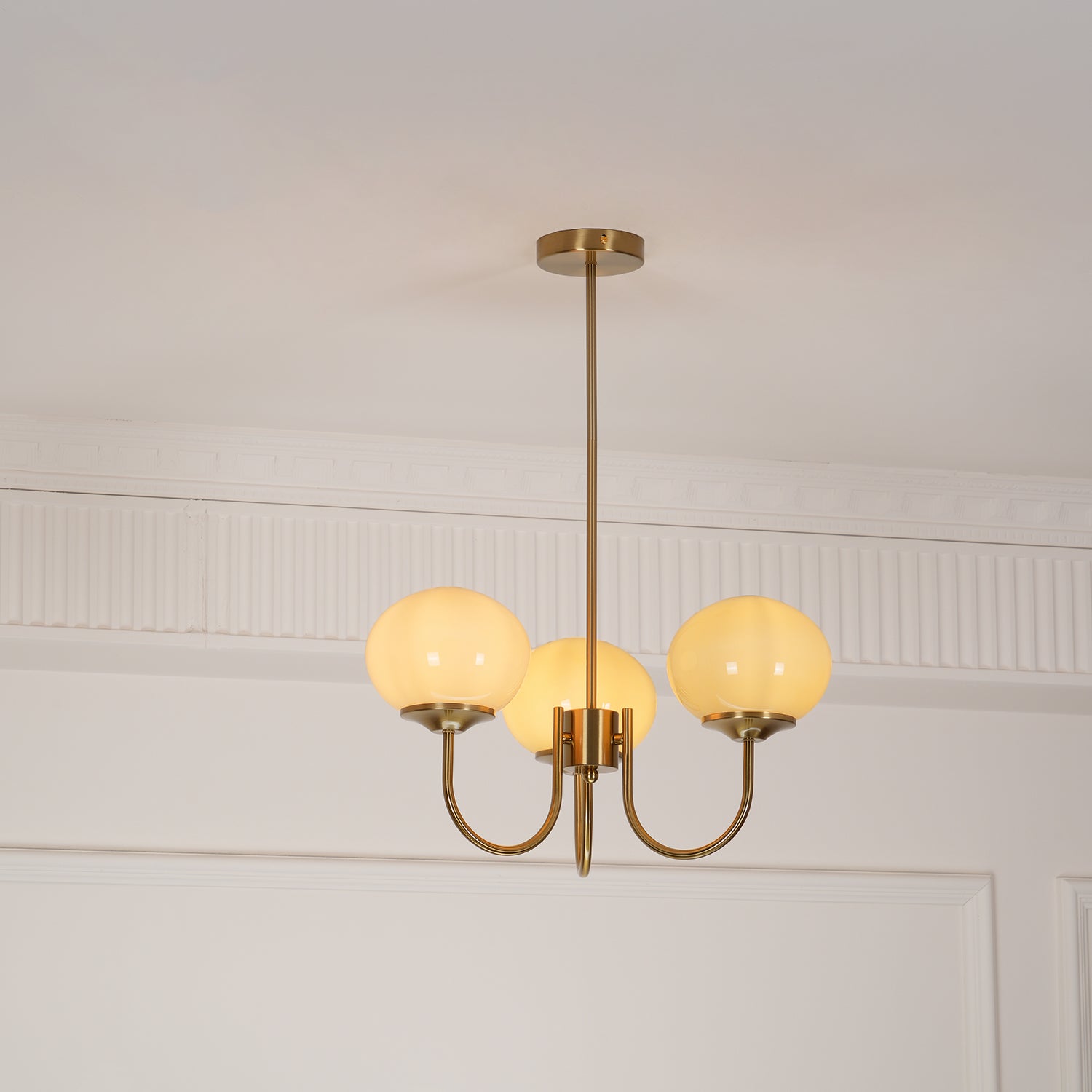 Lustre en Verre Avec Boules Roses, Blanches Ou Crème Et Cadre Doré Ou Chromé Lustre Design Moderne Avec 3 Ou 5 Points Lumineux Pour Salon Et Salle à Manger | Restfield