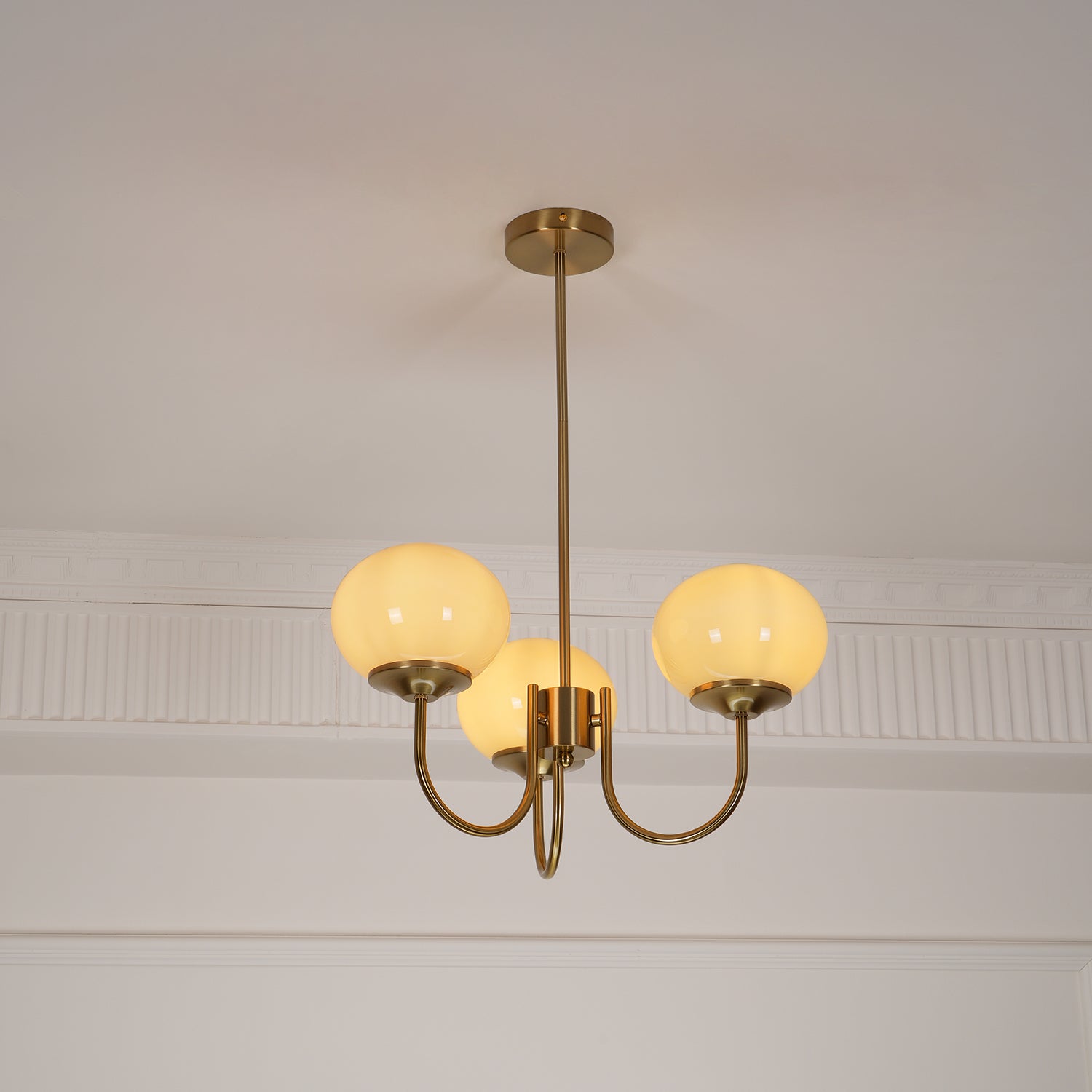 Lustre en Verre Avec Boules Roses, Blanches Ou Crème Et Cadre Doré Ou Chromé Lustre Design Moderne Avec 3 Ou 5 Points Lumineux Pour Salon Et Salle à Manger | Restfield