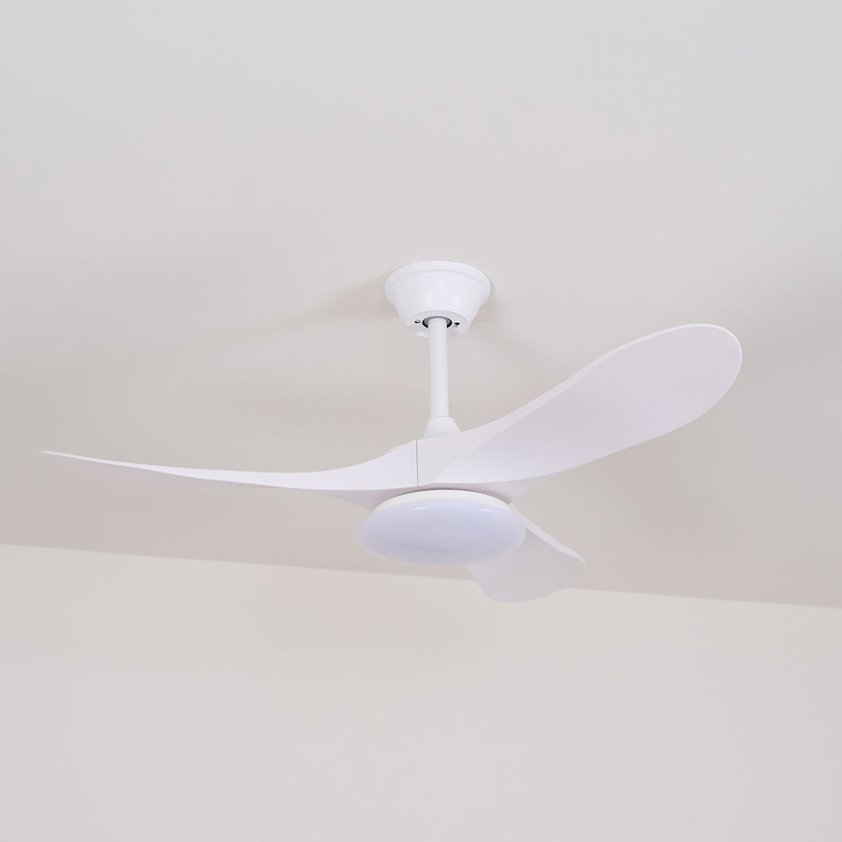 Ventilateur de plafond avec éclairage en bois, 106cm 132cm, 6 vitesses, lampe LED à intensité variable, télécommande, chambre | Sansoti