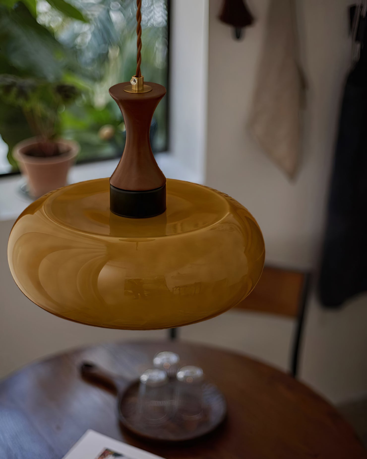 Amber glazen hanglamp – warme sfeerverlichting voor woonkamer en eetkamer | Sansoti