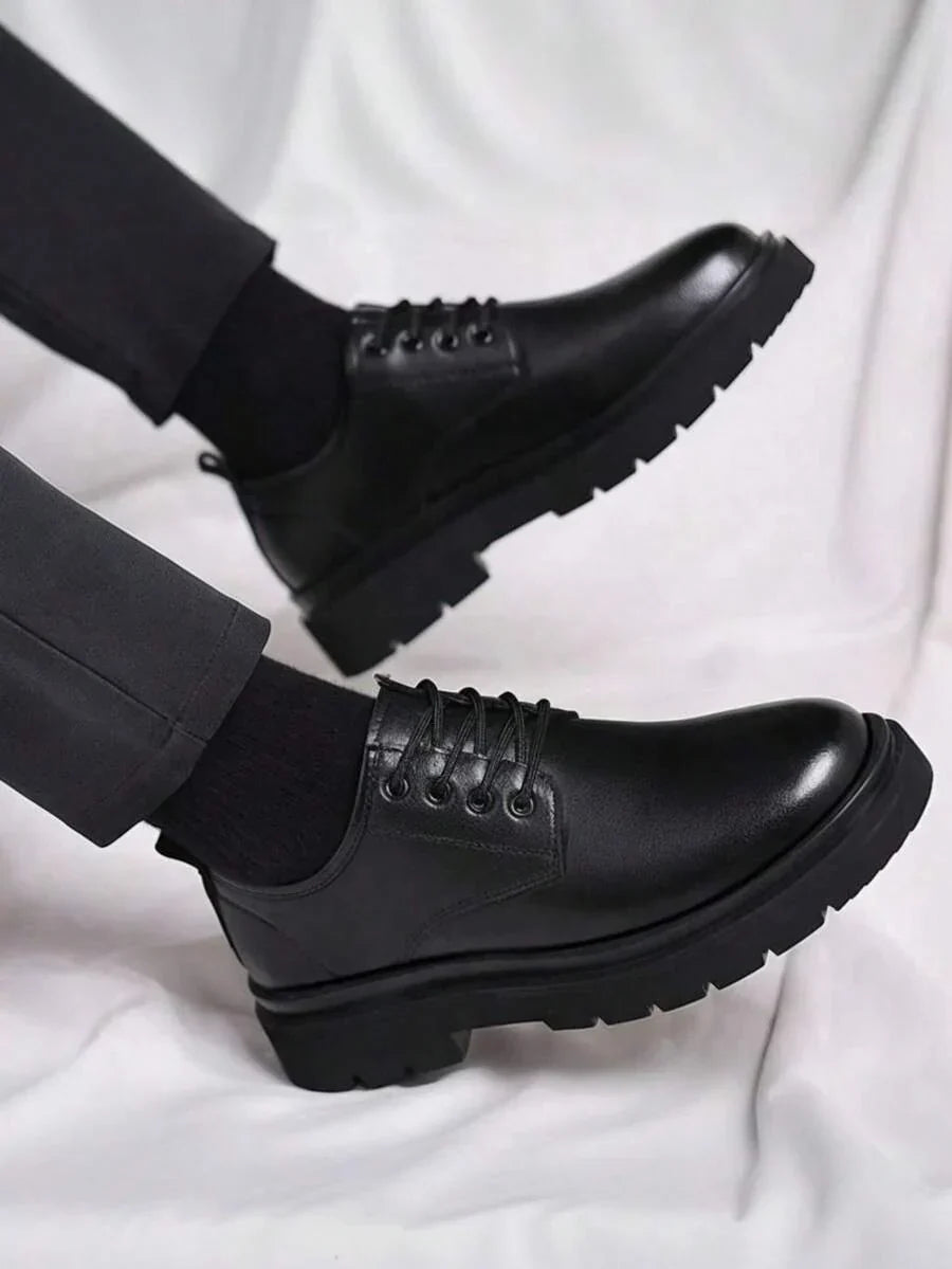 Herren-Derbyschuhe mit profilierter Sohle aus schwarzem Leder, Schnürschuhe, lässig-eleganter Look, bequem für jeden Tag | Sansoti
