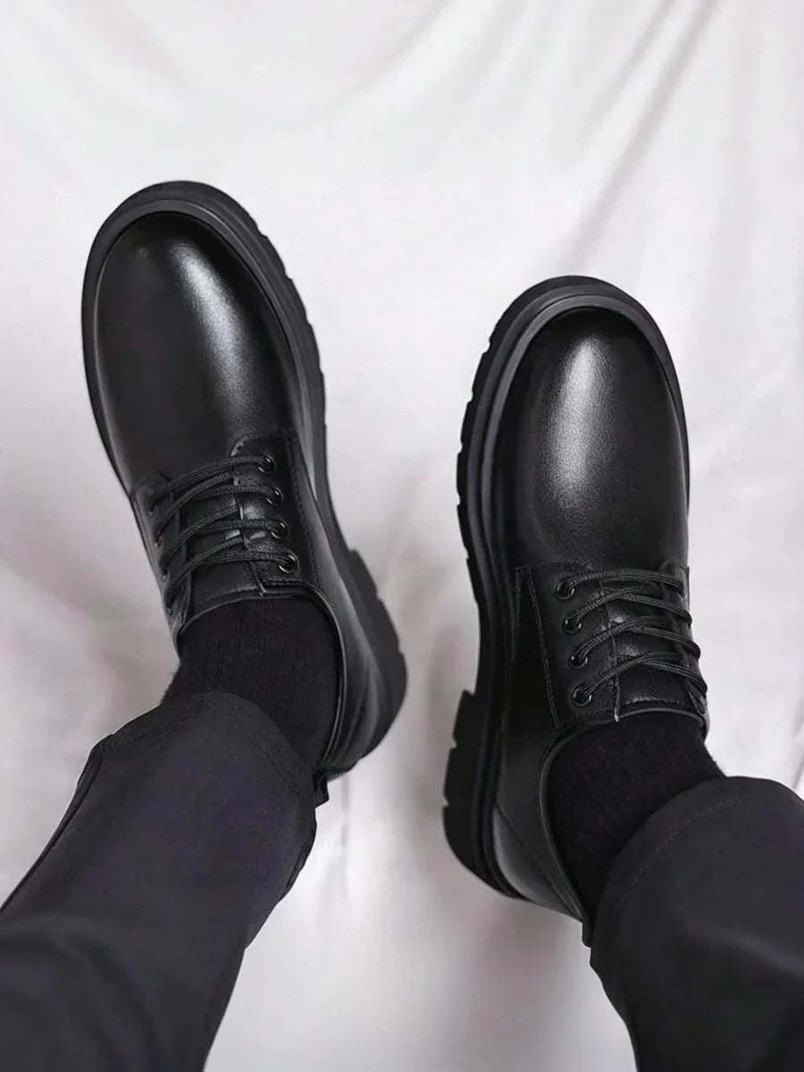 Herren-Derbyschuhe mit profilierter Sohle aus schwarzem Leder, Schnürschuhe, lässig-eleganter Look, bequem für jeden Tag | Sansoti