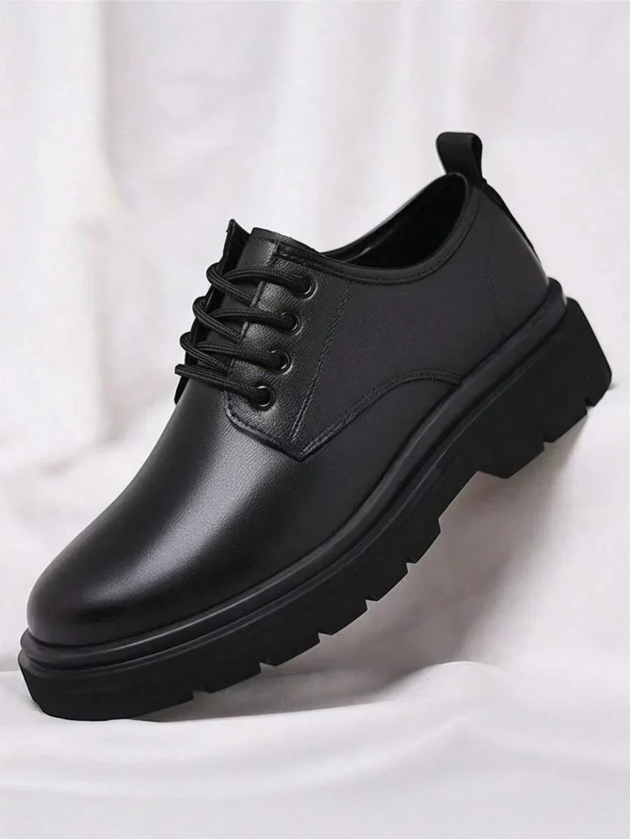 Herren-Derbyschuhe mit profilierter Sohle aus schwarzem Leder, Schnürschuhe, lässig-eleganter Look, bequem für jeden Tag | Sansoti