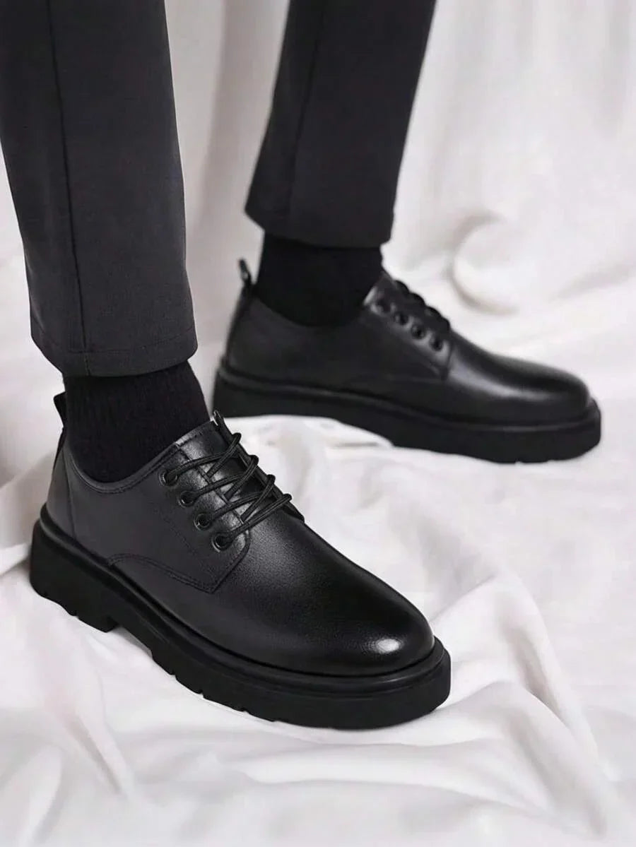 Herren-Derbyschuhe mit profilierter Sohle aus schwarzem Leder, Schnürschuhe, lässig-eleganter Look, bequem für jeden Tag | Sansoti