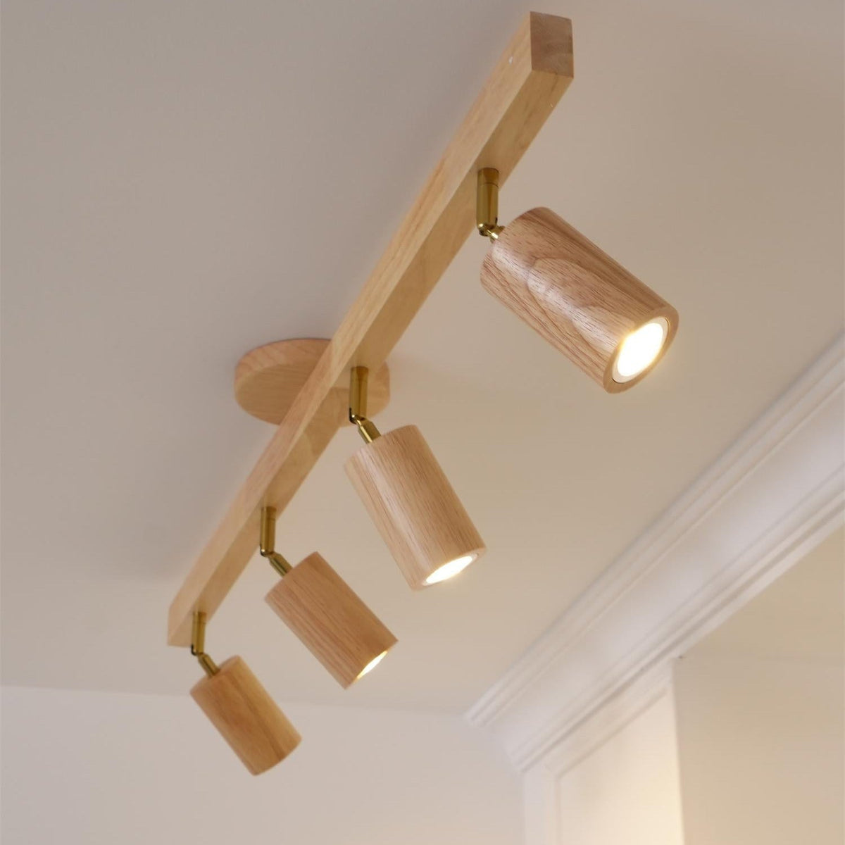 Plafonnier en bois 2-5 spots en noyer doré réglables au design moderne et industriel pour salon et cuisine | Sansoti