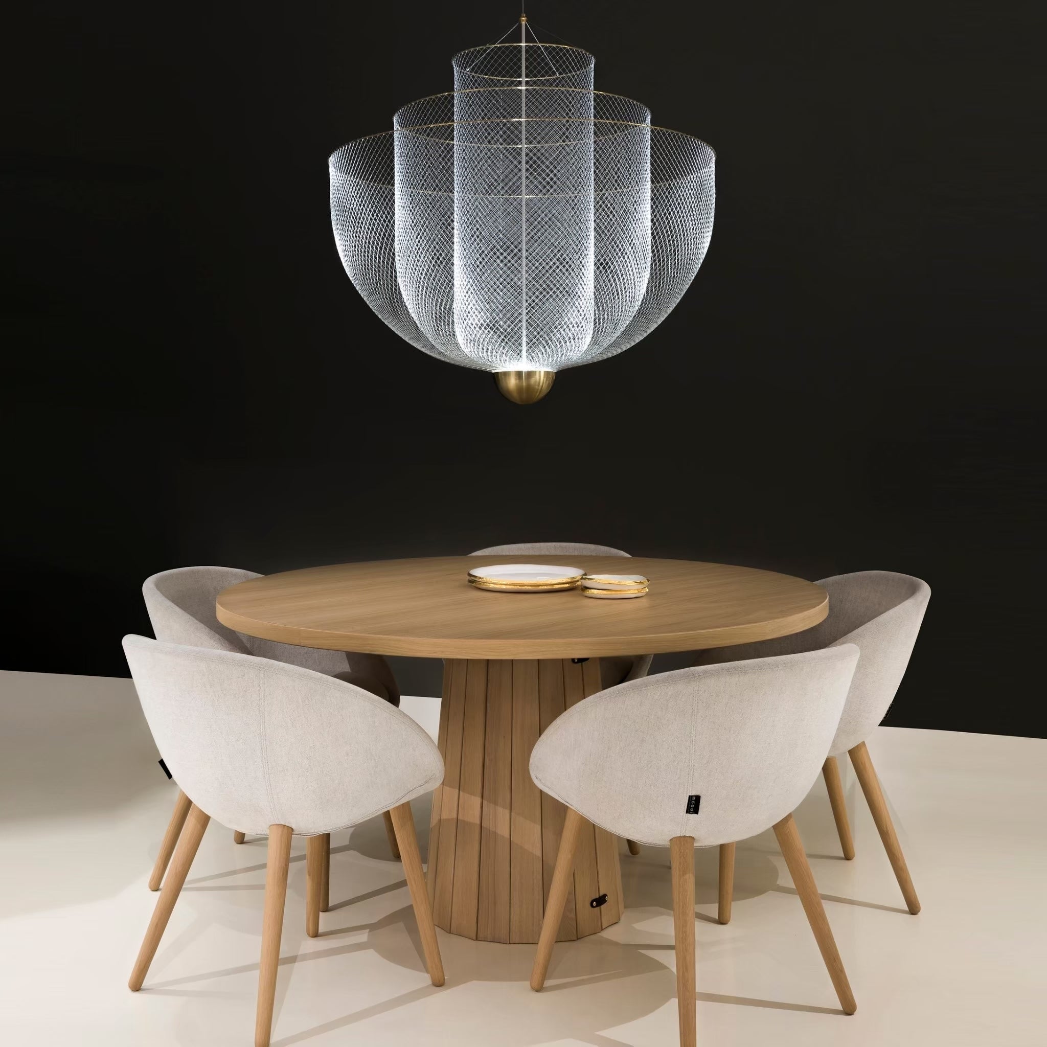 Geometrische Metalen Kroonluchter met Geïntegreerde LED en Messing Accenten – Drie Gelaagde Designlamp | Sansoti