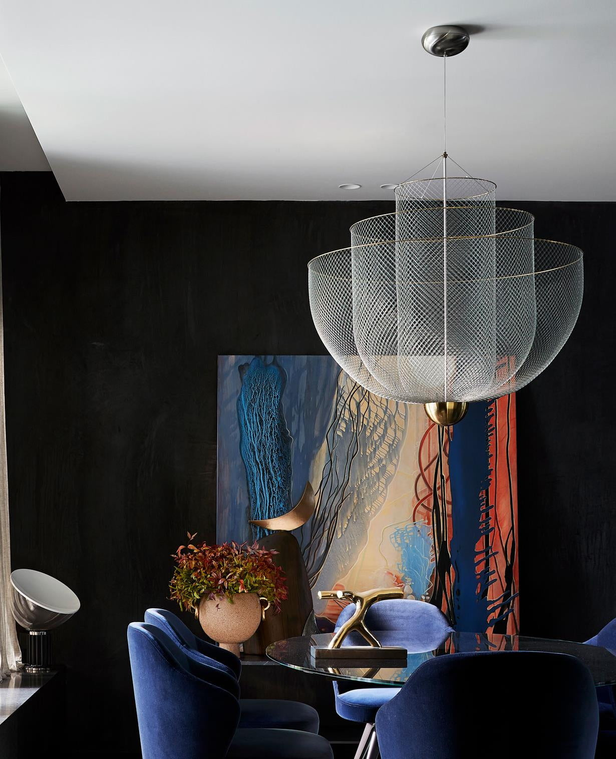 Geometrische Metalen Kroonluchter met Geïntegreerde LED en Messing Accenten – Drie Gelaagde Designlamp | Sansoti
