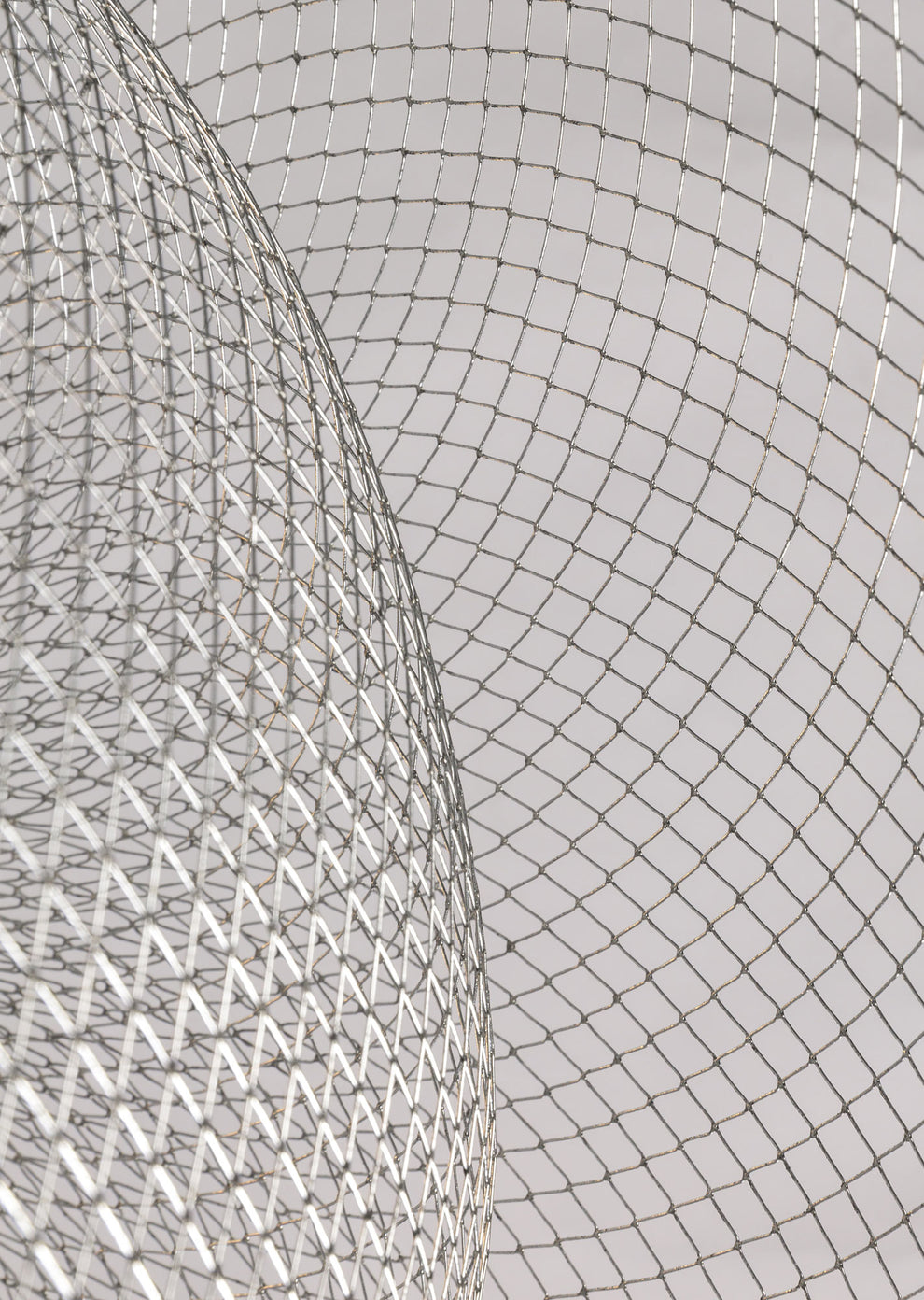Geometrische Metalen Kroonluchter met Geïntegreerde LED en Messing Accenten – Drie Gelaagde Designlamp | Sansoti