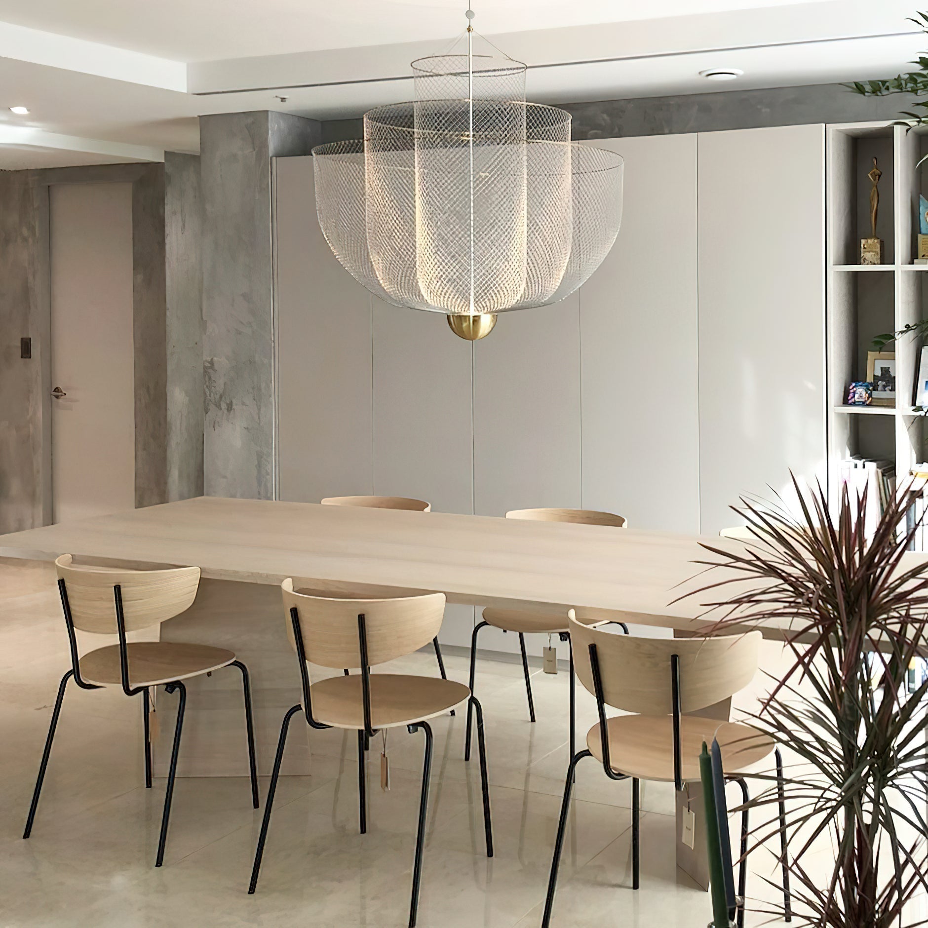 Geometrische Metalen Kroonluchter met Geïntegreerde LED en Messing Accenten – Drie Gelaagde Designlamp | Sansoti
