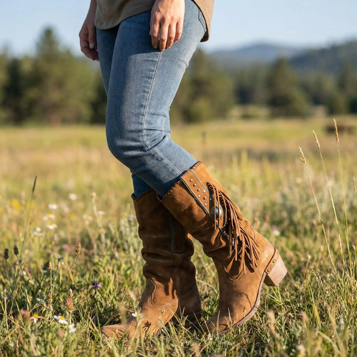 Lederne Westernstiefel mit Fransen und türkisfarbenem Stein bis unterhalb des Knies für Boho-Casual-Festival-Looks | Sansoti