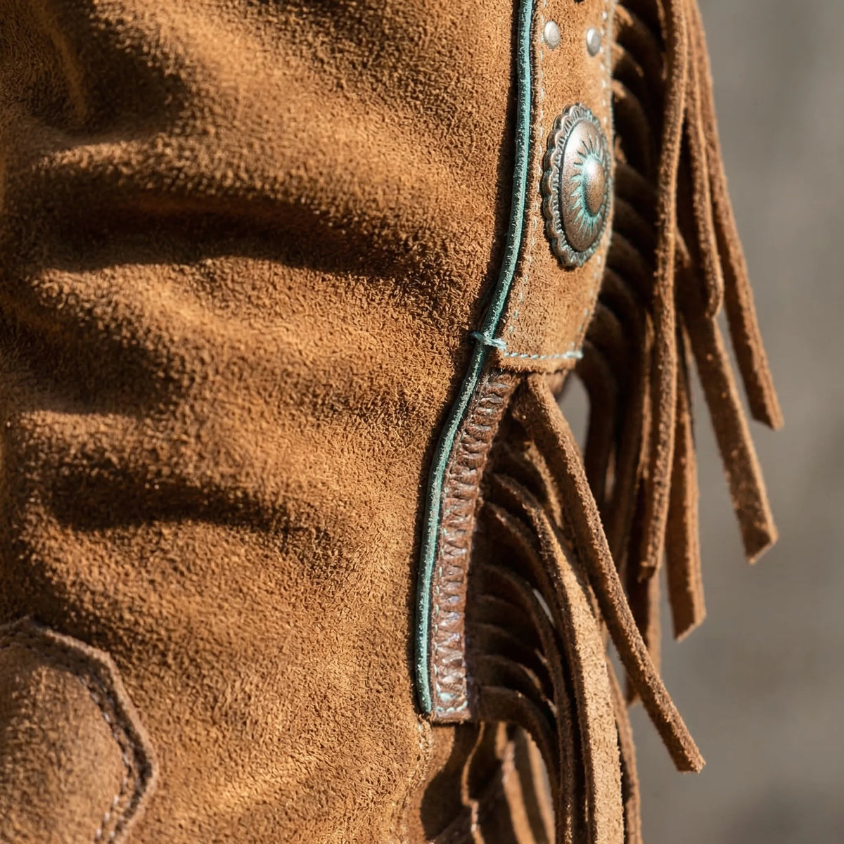 Lederne Westernstiefel mit Fransen und türkisfarbenem Stein bis unterhalb des Knies für Boho-Casual-Festival-Looks | Sansoti