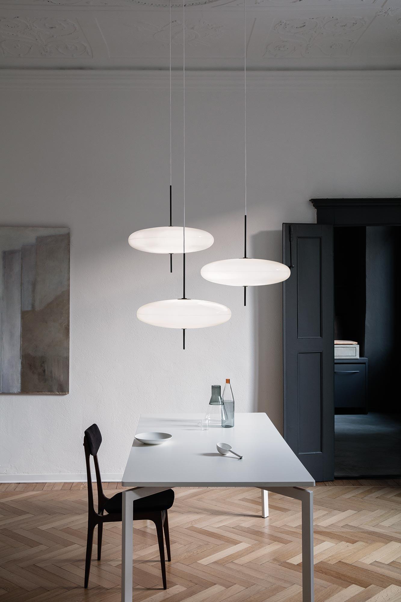Opaalwitte Schijfhanglamp Elliptisch Design Glas-Effect Polymeer 3-4 Lichtpunten E26/E27 Moderne Designlamp Scandinavische Stijl Zwart of Wit Scandinavisch Interieur | Sansoti