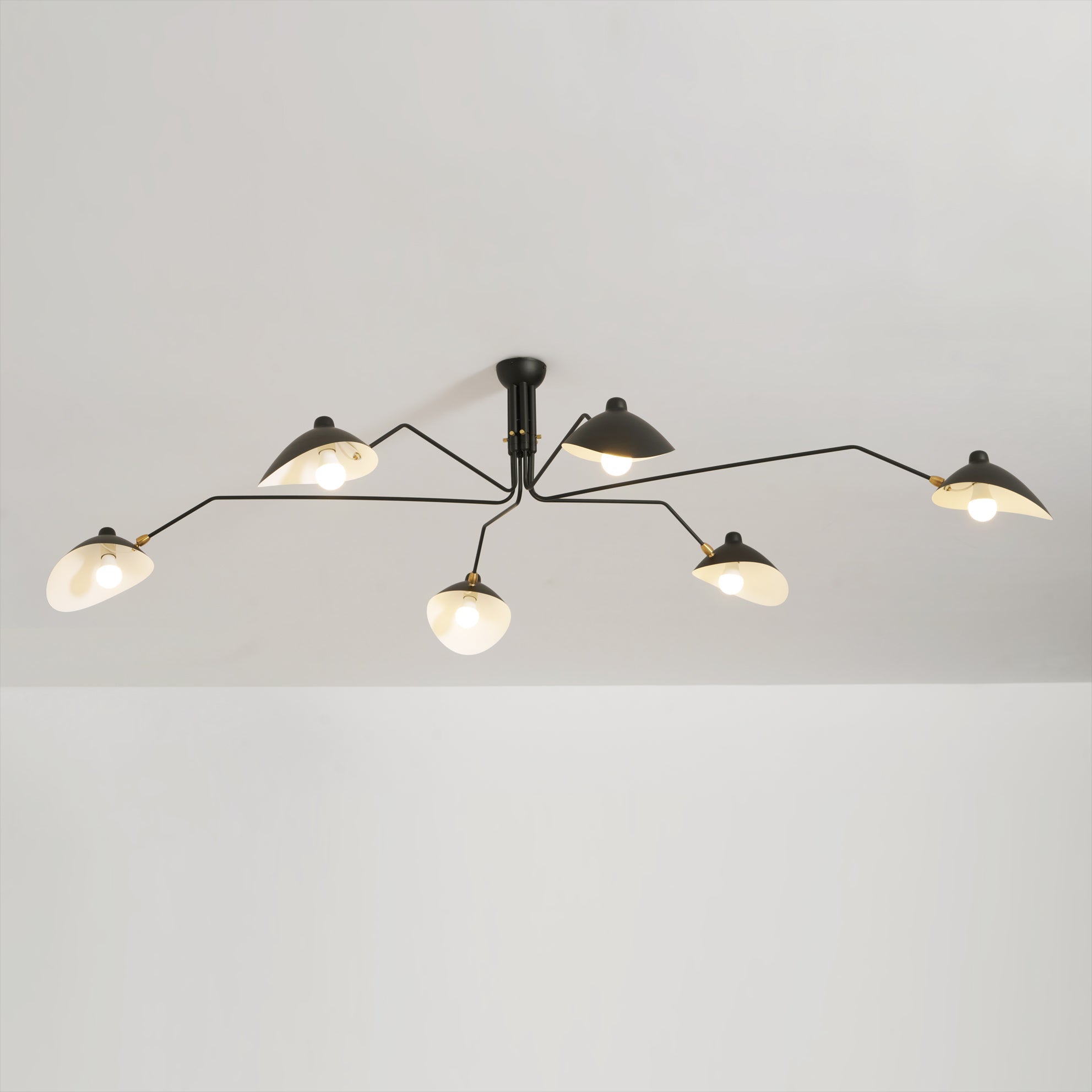 Verstelbare Spinlamp Multi-Arm Plafondlamp Industriële Design Messing Details Zwart Wit Scandinavisch Modern | Sansoti