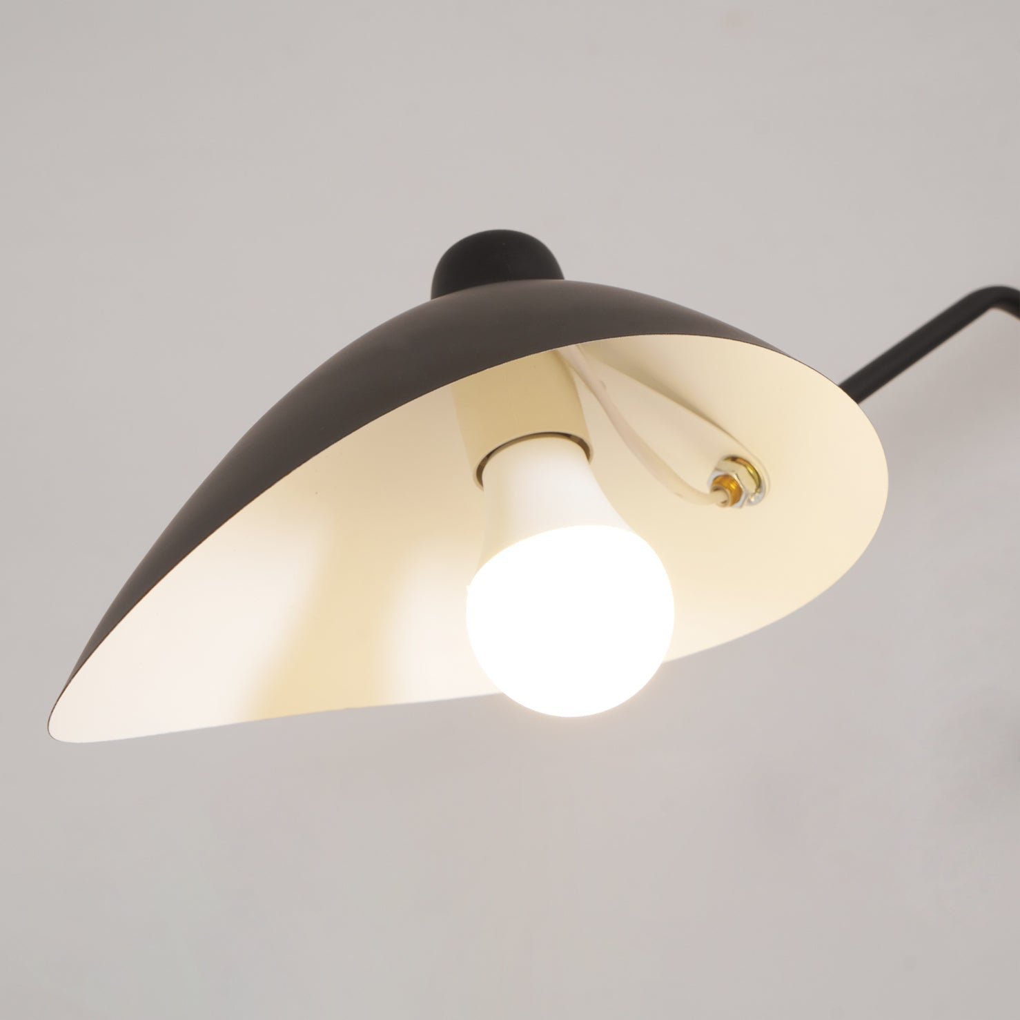 Verstelbare Spinlamp Multi-Arm Plafondlamp Industriële Design Messing Details Zwart Wit Scandinavisch Modern | Sansoti