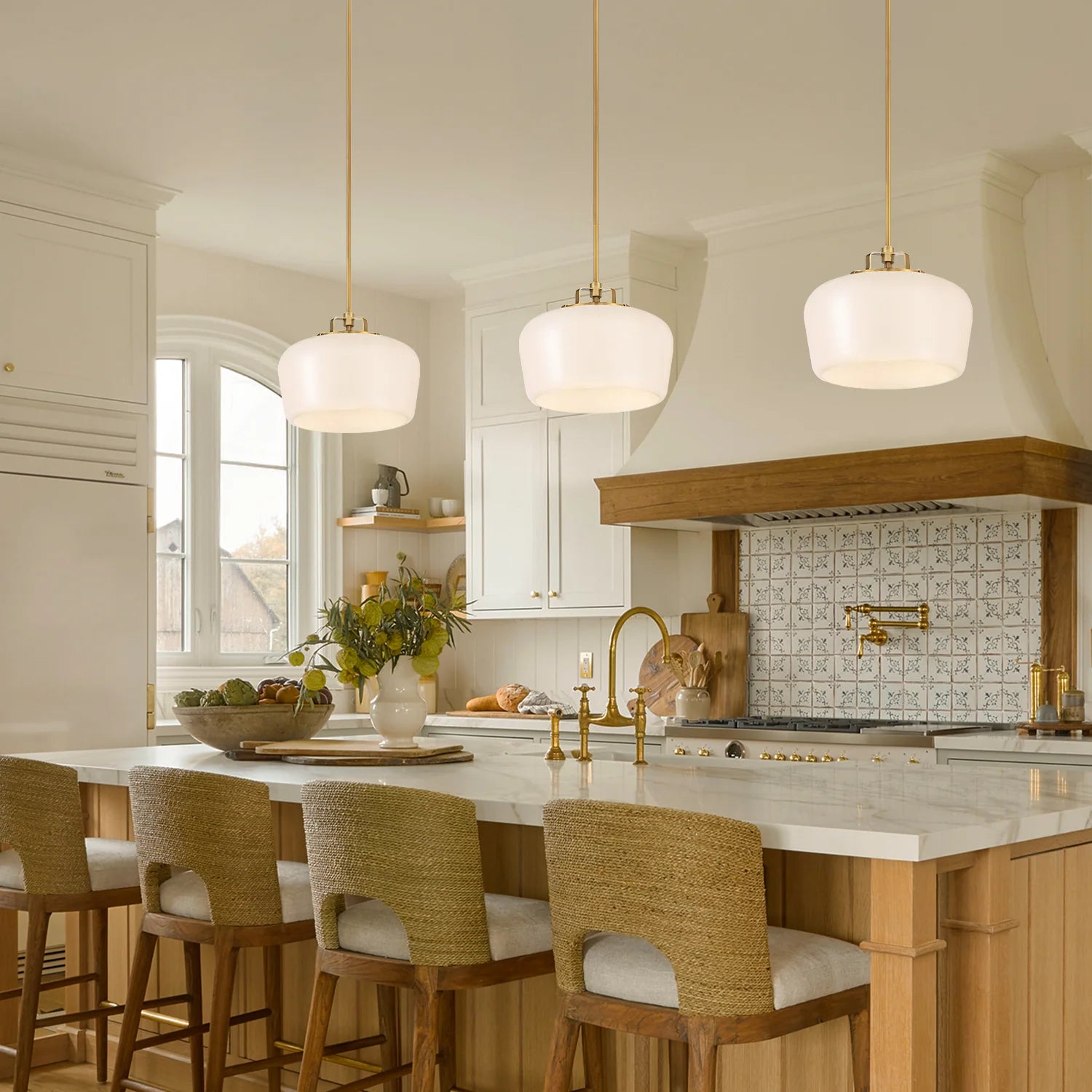 Hanglamp met Opaal Wit Glazen Kap en Antique Brass Fitting – 3-Lichts Hangverlichting voor Keukeneiland Eetkamer Woonkamer Scandinavisch Interieur | Sansoti
