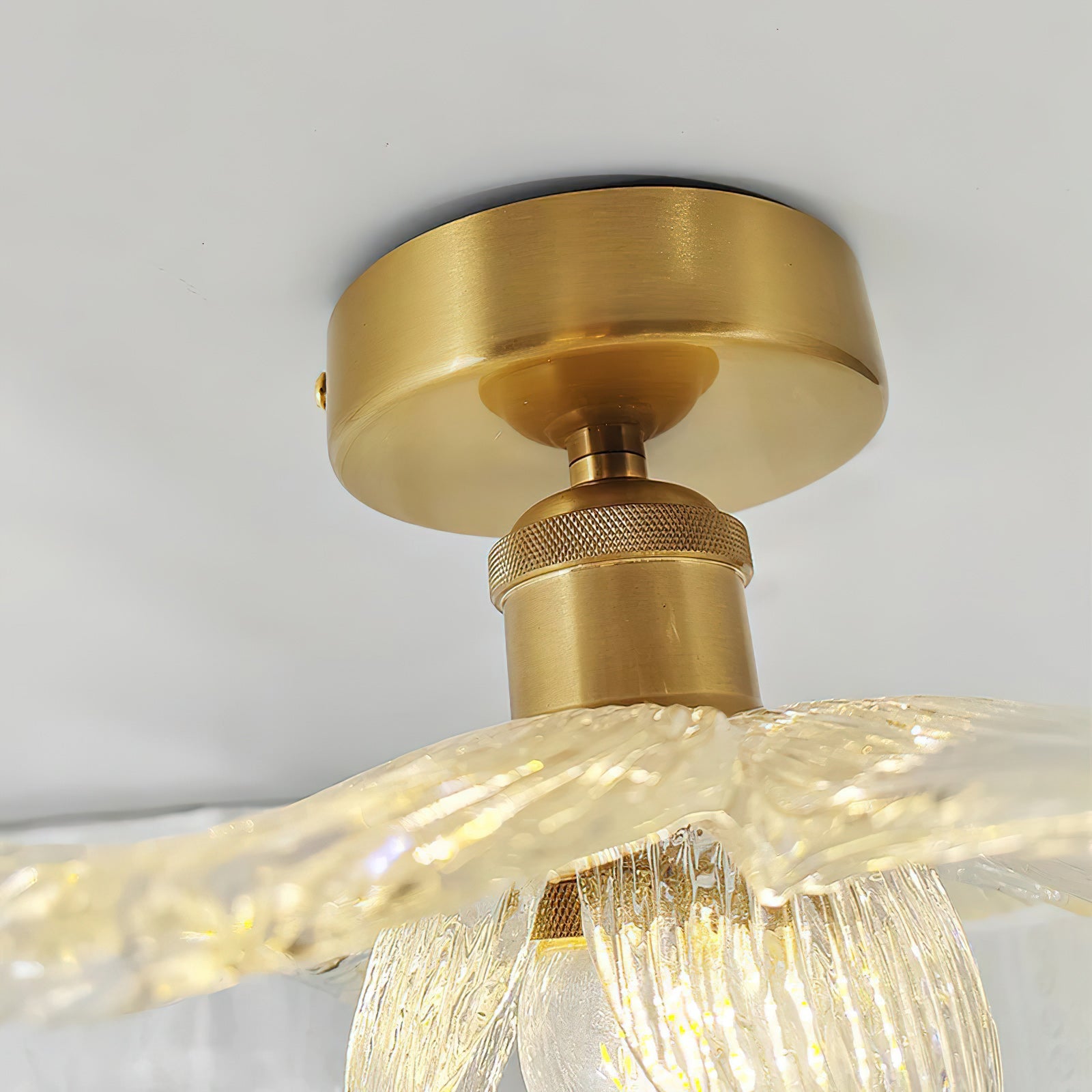 Plafondlamp met Bloesemontwerp in Hars en Messing – Elegante Verlichting voor Slaapkamer en Gang | Sansoti