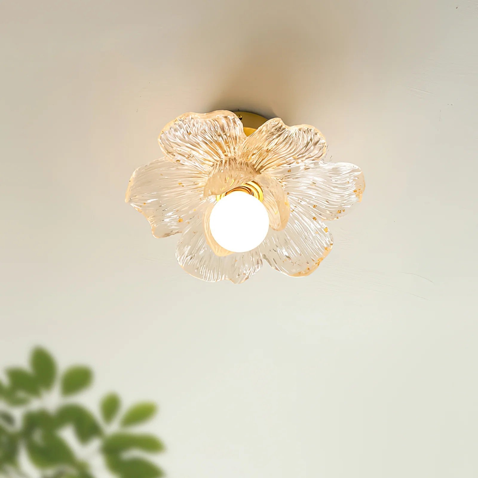 Plafondlamp met Bloesemontwerp in Hars en Messing – Elegante Verlichting voor Slaapkamer en Gang | Sansoti