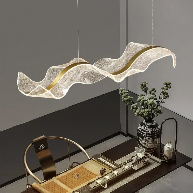 Nordic Wave - wisząca lampa LED z akrylu w kształcie fali, z mosiężnym wykończeniem, ściemniana i regulowana, do jadalni i sypialni | Sansoti