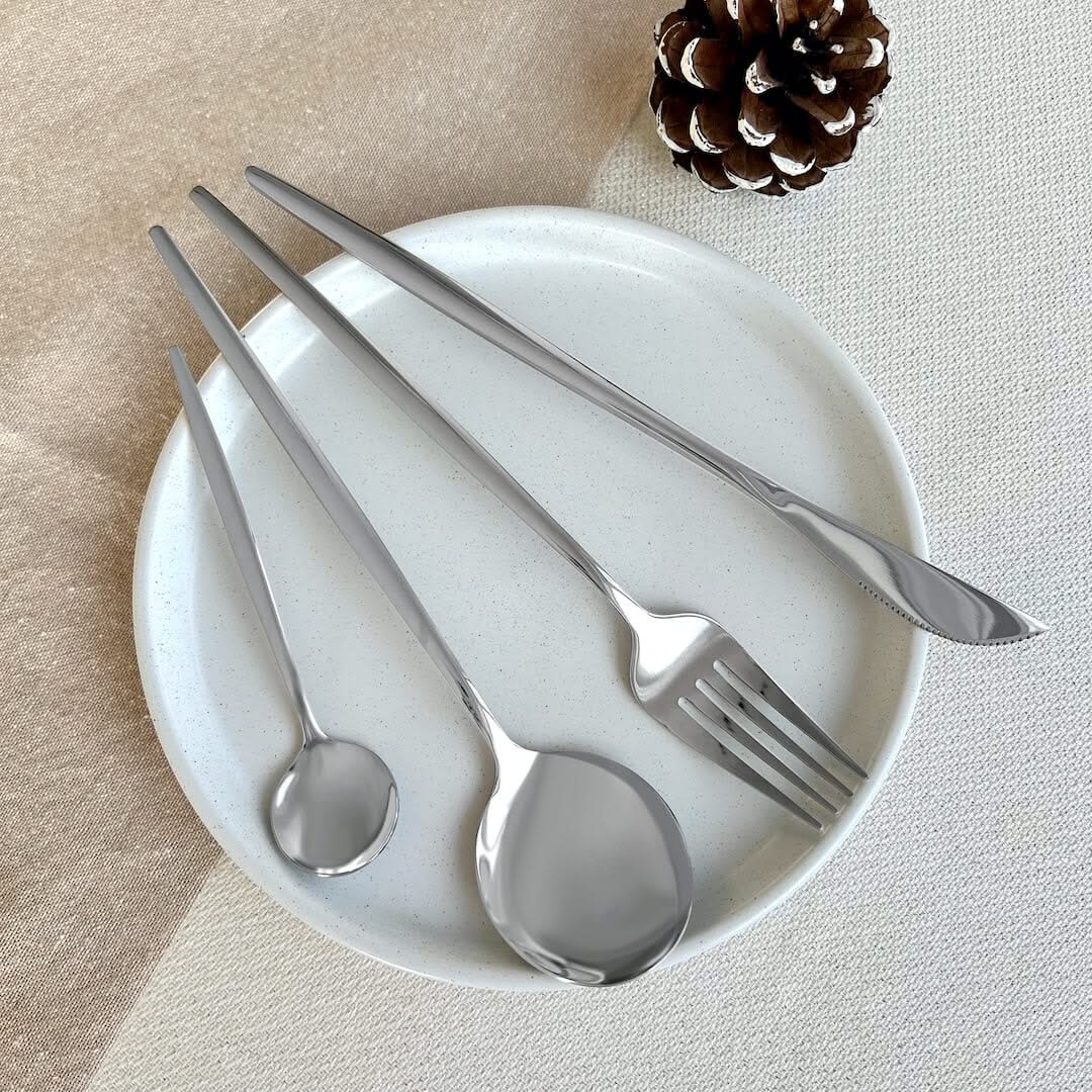 Bestek Set 4-delig RVS Zilverkleurig Modern Design voor Dagelijks Gebruik Feestelijke Diners en Stijlvolle Tafelmomenten | Sansoti