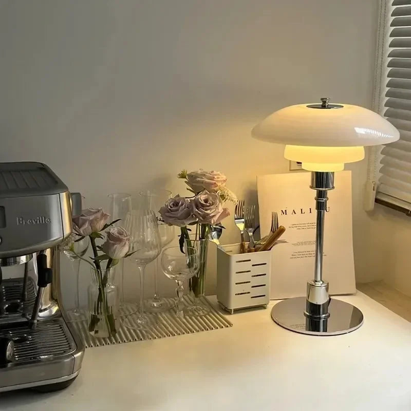 Skandinavische Glas-Tischleuchte mit warmem Licht und minimalistischem Design | Restfield