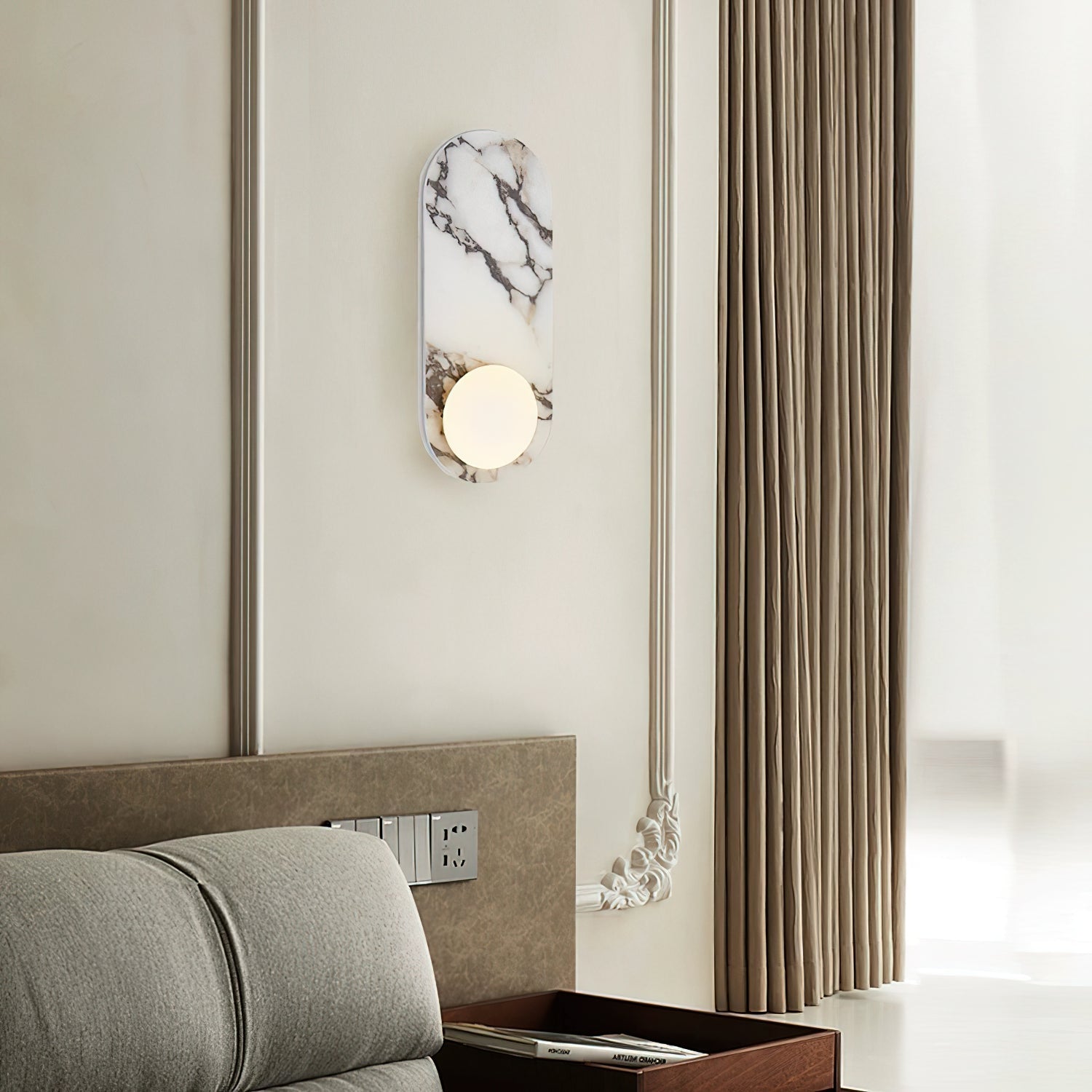 Applique murale design en marbre Bulgari avec globe en verre opale – éclairage mural italien milieu de siècle pour salon, hall et chambre | Restfield