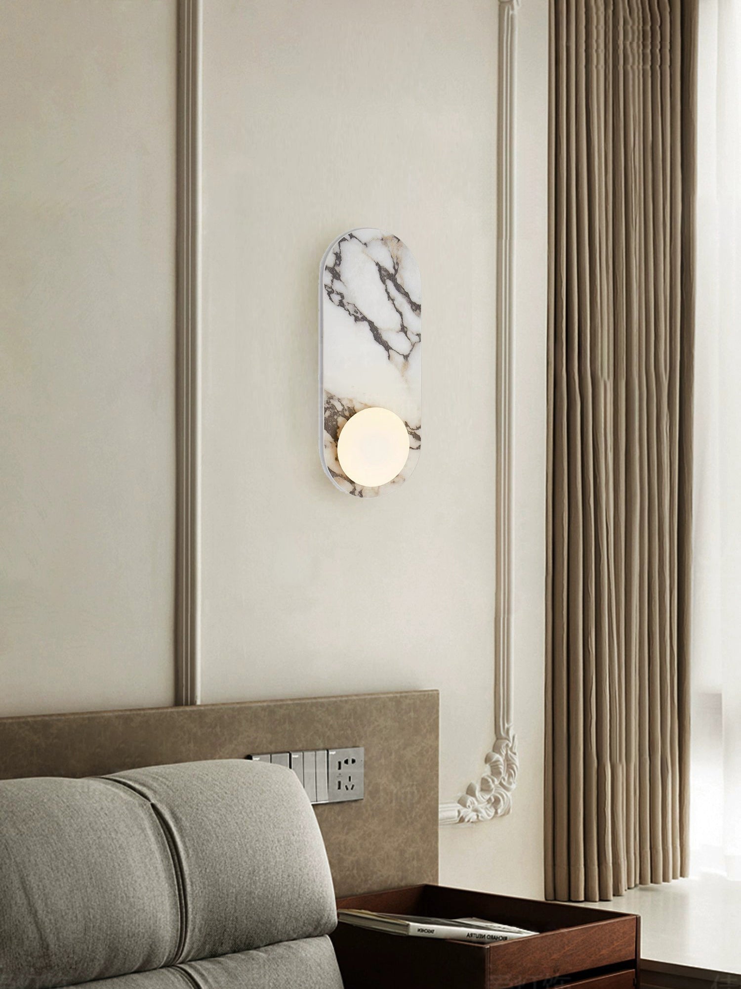 Applique murale design en marbre Bulgari avec globe en verre opale – éclairage mural italien milieu de siècle pour salon, hall et chambre | Restfield
