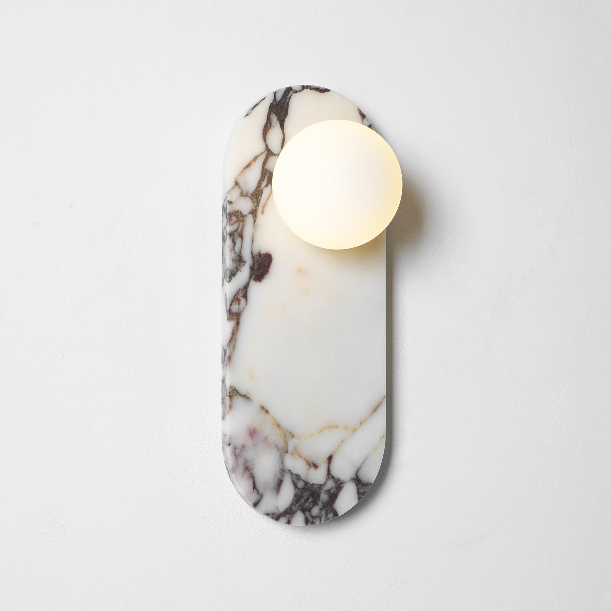 Applique murale design en marbre Bulgari avec globe en verre opale – éclairage mural italien milieu de siècle pour salon, hall et chambre | Restfield