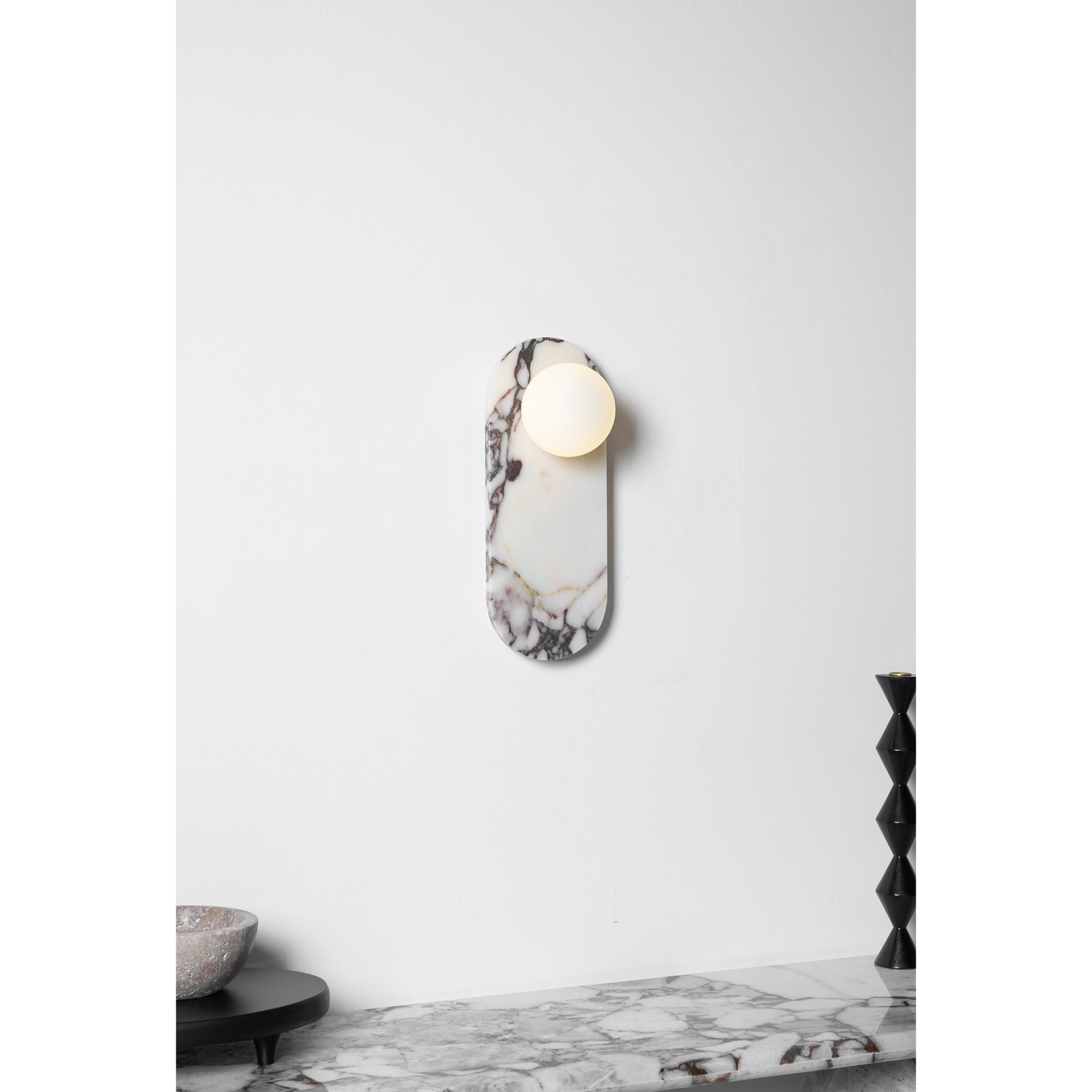 Applique murale design en marbre Bulgari avec globe en verre opale – éclairage mural italien milieu de siècle pour salon, hall et chambre | Restfield