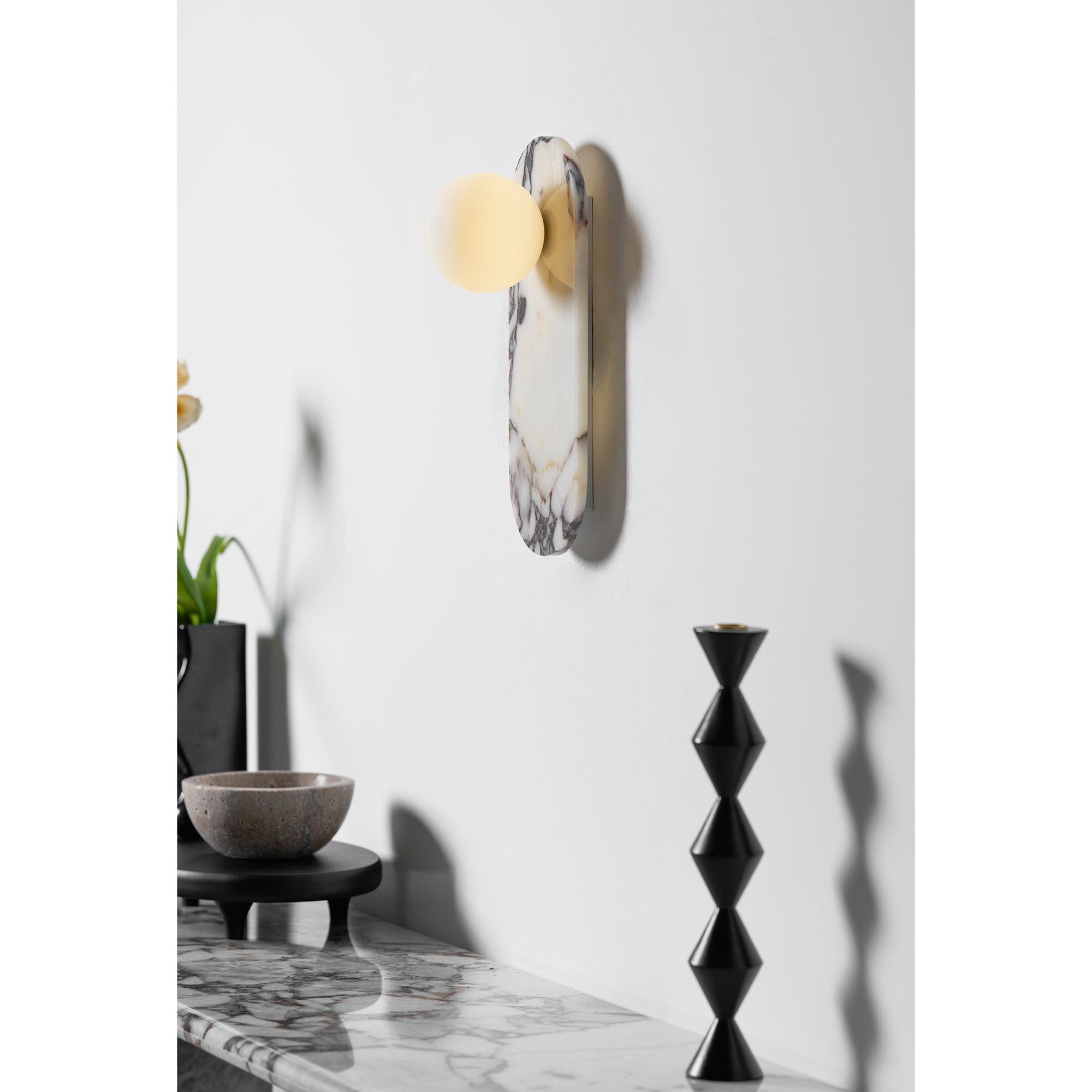 Applique murale design en marbre Bulgari avec globe en verre opale – éclairage mural italien milieu de siècle pour salon, hall et chambre | Restfield