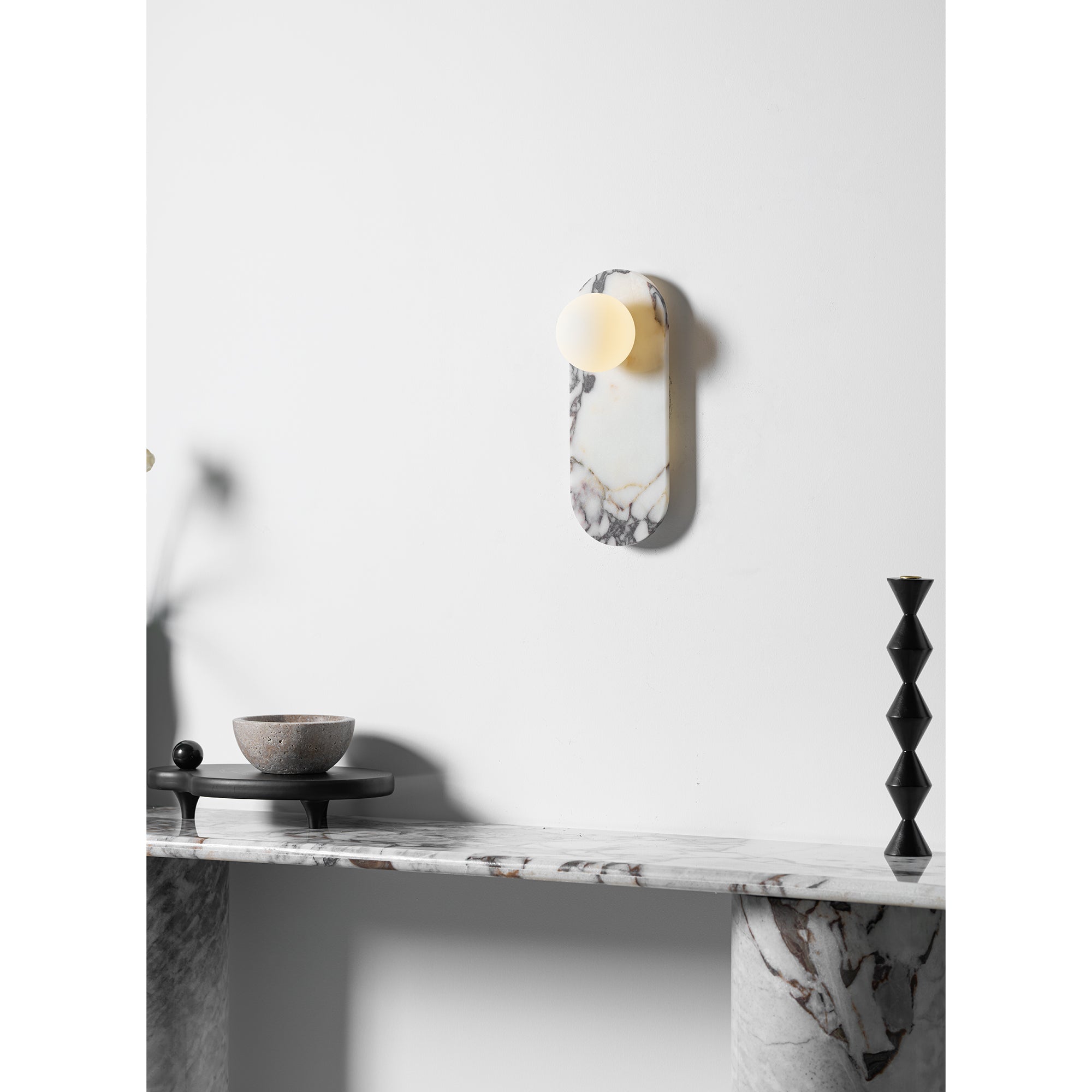 Applique murale design en marbre Bulgari avec globe en verre opale – éclairage mural italien milieu de siècle pour salon, hall et chambre | Restfield