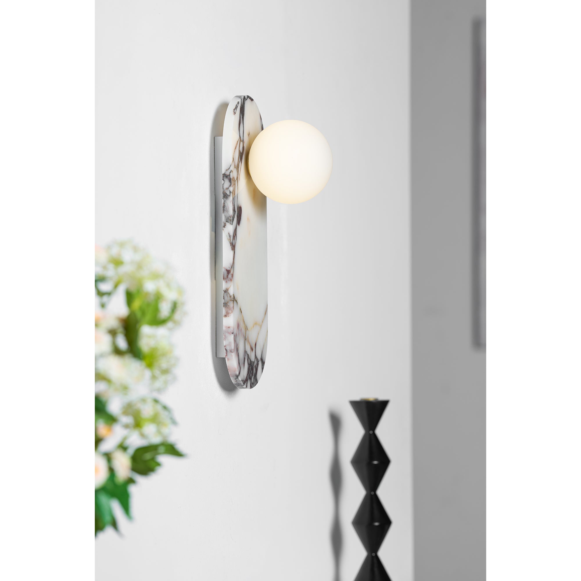 Applique murale design en marbre Bulgari avec globe en verre opale – éclairage mural italien milieu de siècle pour salon, hall et chambre | Restfield