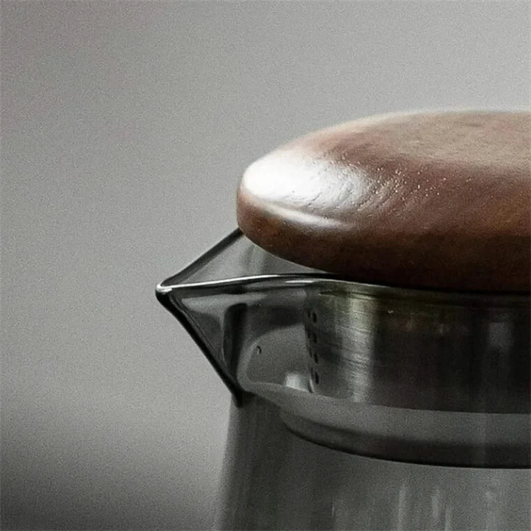Glazen Waterkan met Houten Handvat 2L - Hittebestendig Borosilicaatglas met Filter - Transparant Karaf | Sansoti
