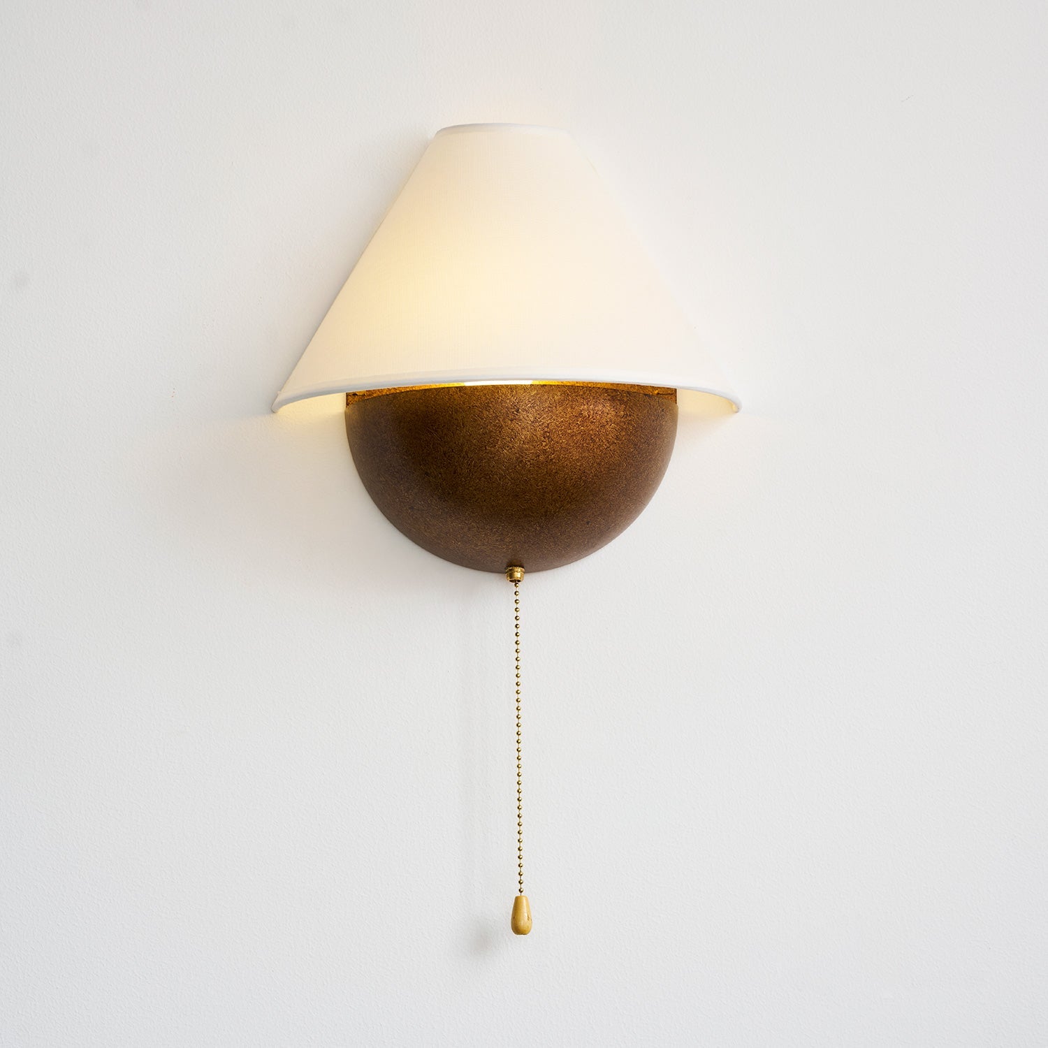 Wandlamp Half-Sphere met Stoffen Kap – Messing Trekschakelaar & Handbewerkt Ijzer voor Slaapkamer en Leeshoek | Sansoti