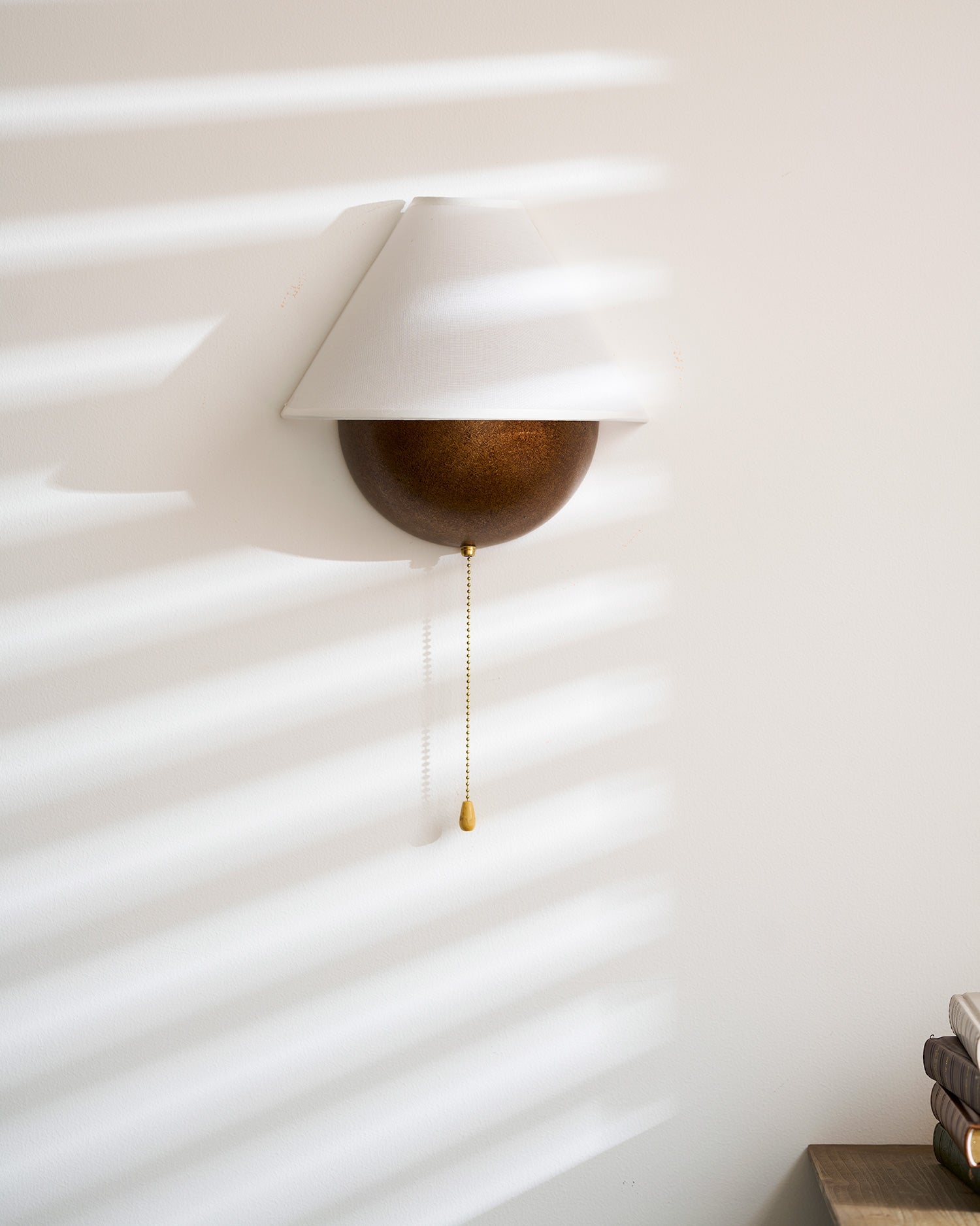 Wandlamp Half-Sphere met Stoffen Kap – Messing Trekschakelaar & Handbewerkt Ijzer voor Slaapkamer en Leeshoek | Sansoti