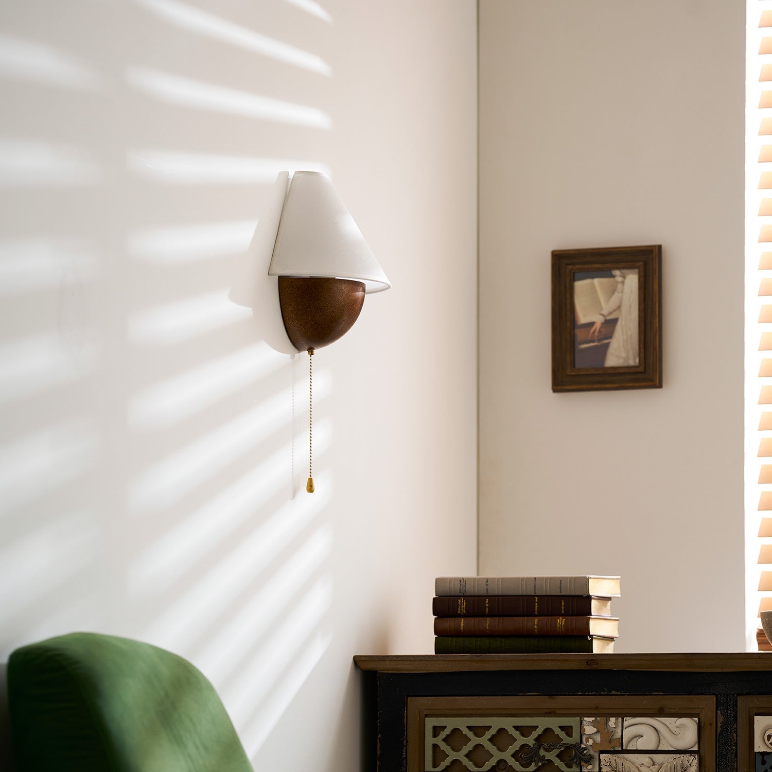 Wandlamp Half-Sphere met Stoffen Kap – Messing Trekschakelaar & Handbewerkt Ijzer voor Slaapkamer en Leeshoek | Sansoti