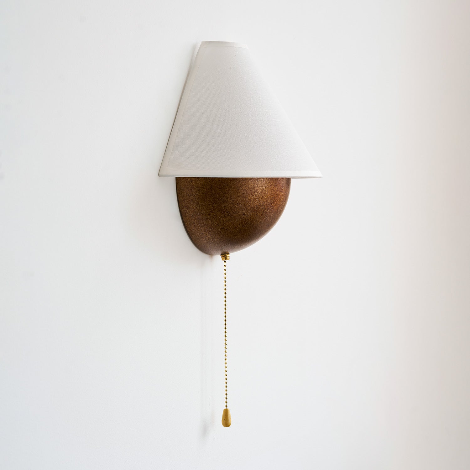 Wandlamp Half-Sphere met Stoffen Kap – Messing Trekschakelaar & Handbewerkt Ijzer voor Slaapkamer en Leeshoek | Sansoti