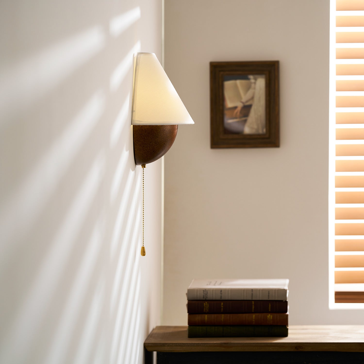 Wandlamp Half-Sphere met Stoffen Kap – Messing Trekschakelaar & Handbewerkt Ijzer voor Slaapkamer en Leeshoek | Sansoti