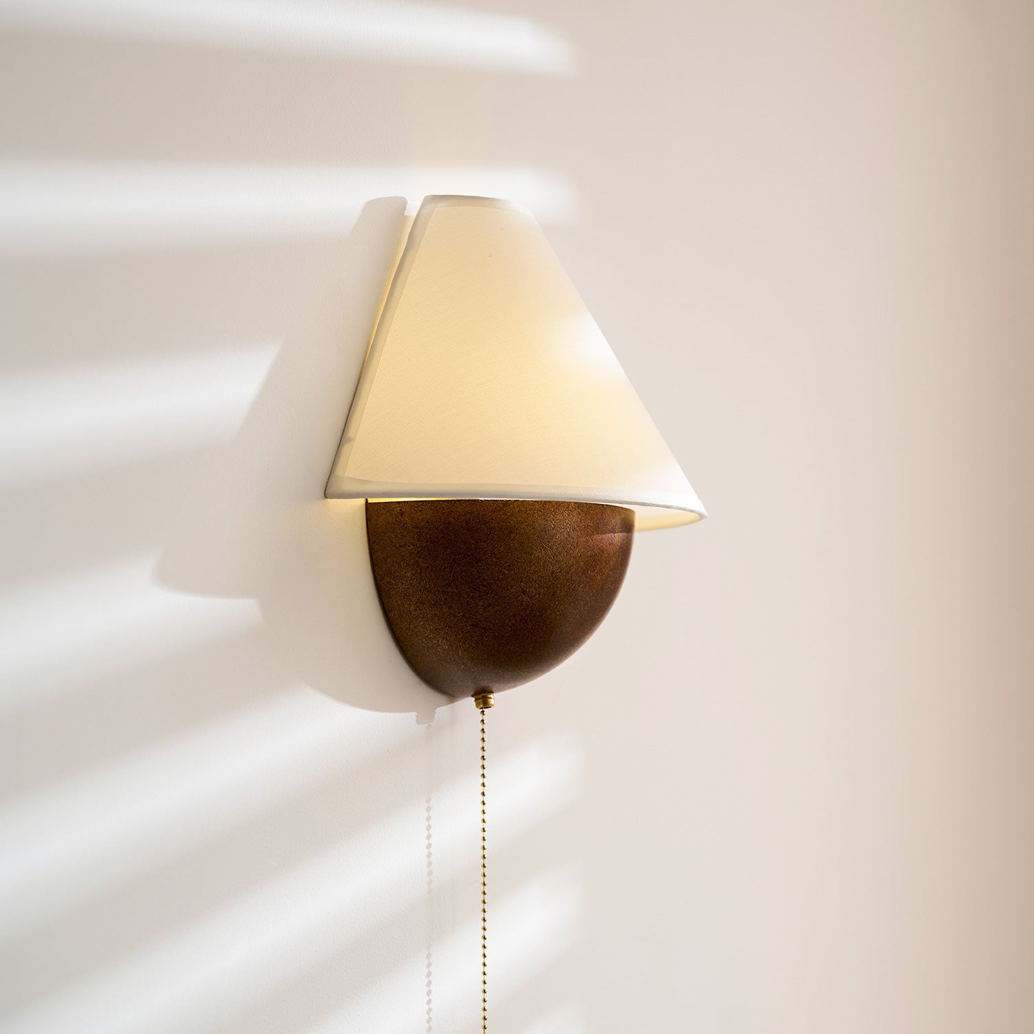 Wandlamp Half-Sphere met Stoffen Kap – Messing Trekschakelaar & Handbewerkt Ijzer voor Slaapkamer en Leeshoek | Sansoti