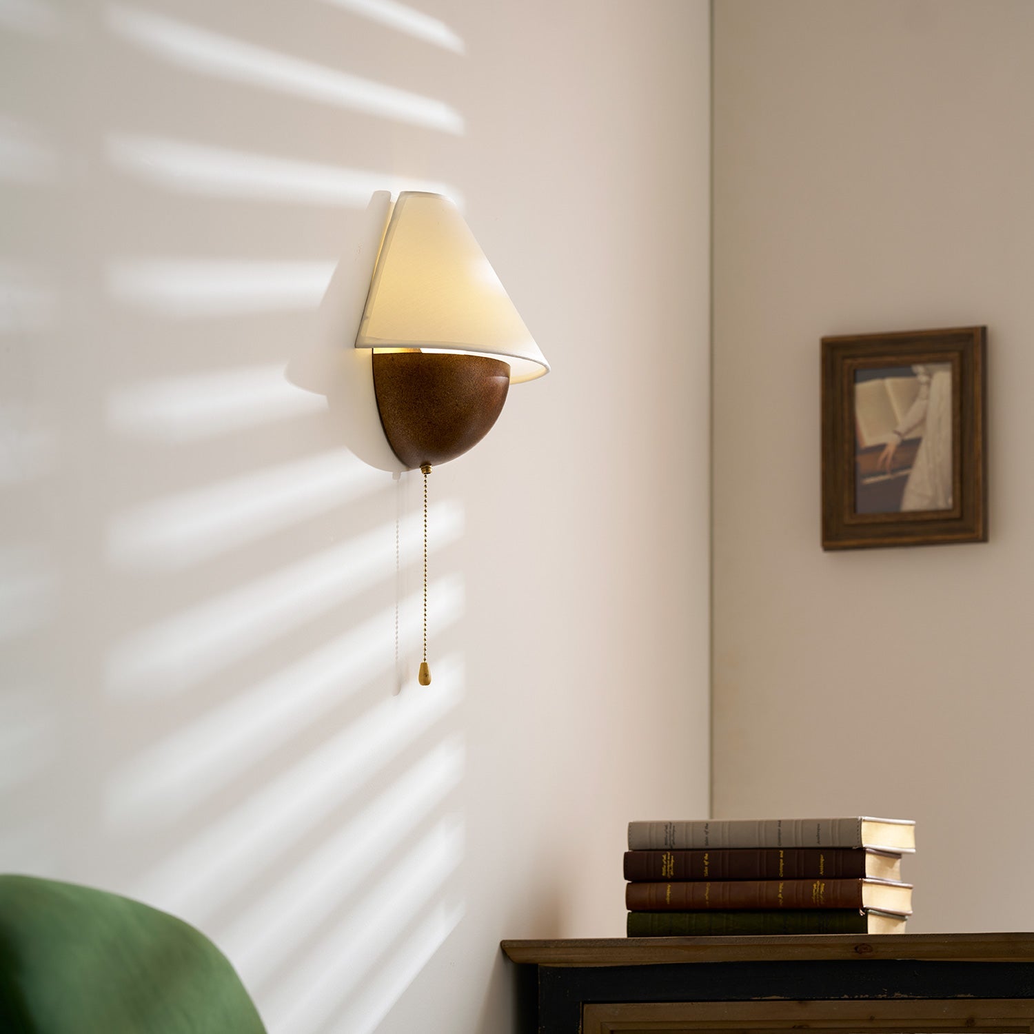 Wandlamp Half-Sphere met Stoffen Kap – Messing Trekschakelaar & Handbewerkt Ijzer voor Slaapkamer en Leeshoek | Sansoti