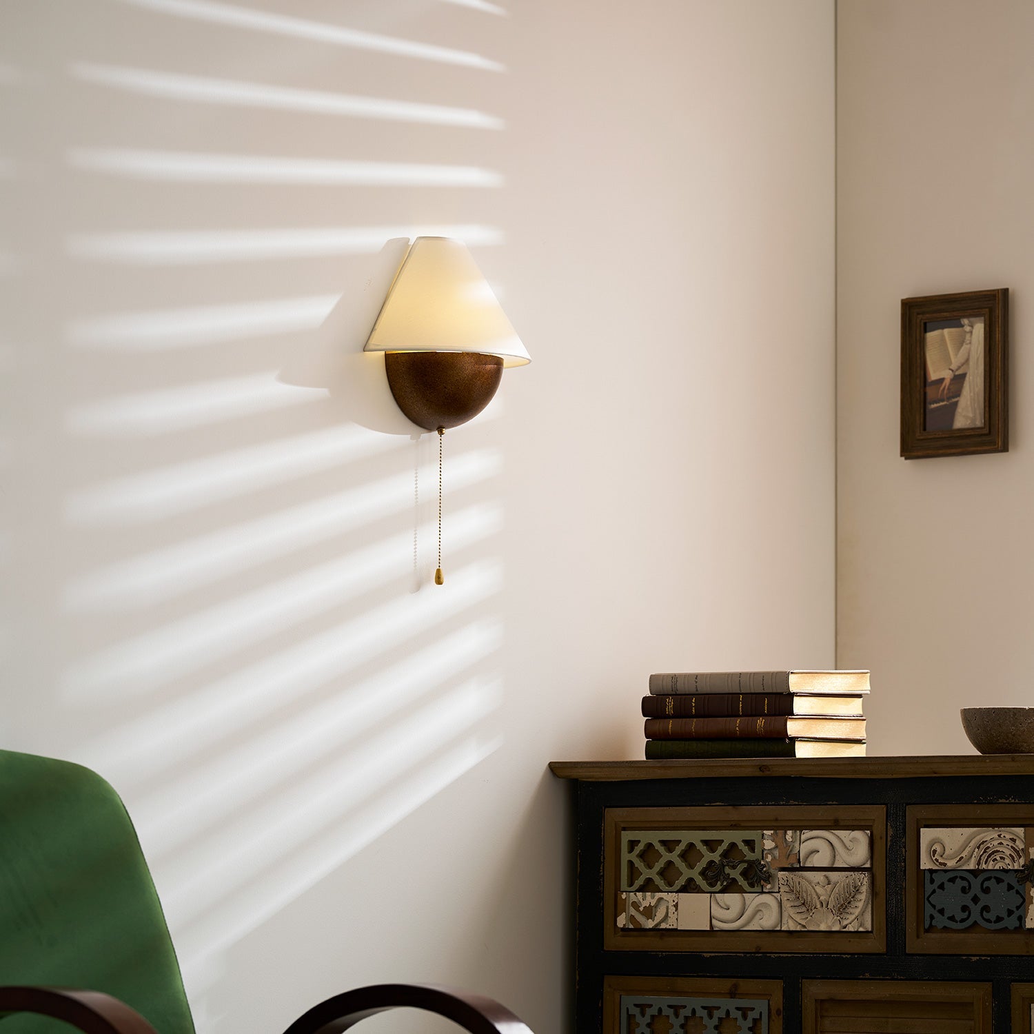 Wandlamp Half-Sphere met Stoffen Kap – Messing Trekschakelaar & Handbewerkt Ijzer voor Slaapkamer en Leeshoek | Sansoti